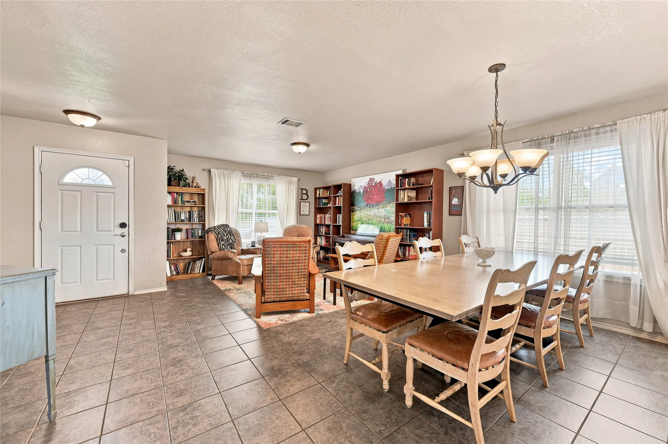 Single Family Residence For Sale in Ellis County , 212 Cheyenne Drive, Waxahachie, Texas 75165, 3 Bedroom, 4 Bathroom, 2 Garage spaces, 3,005 Sqft, built in 2006, mls#21335908, Real Estate Agent in Waxahachie, Homes For Sale in Ellis county, Homes For Sale in Waxahachie, Realtor in Waxahachie Texas, Real Estate Brokerage Independent Realty Texas, Luminita Cordes Realtor