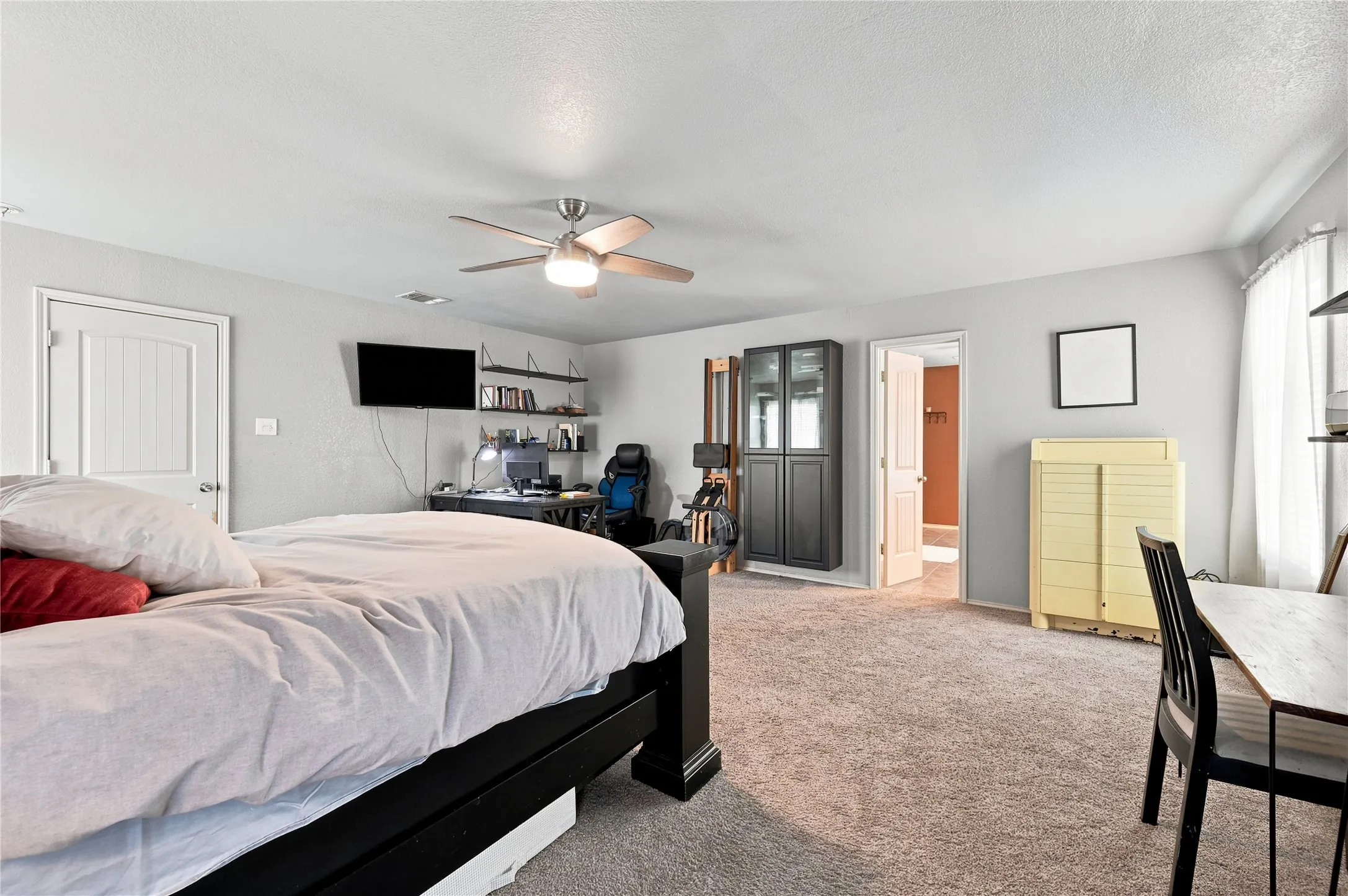 Single Family Residence For Sale in Ellis County , 212 Cheyenne Drive, Waxahachie, Texas 75165, 3 Bedroom, 4 Bathroom, 2 Garage spaces, 3,005 Sqft, built in 2006, mls#21335908, Real Estate Agent in Waxahachie, Homes For Sale in Ellis county, Homes For Sale in Waxahachie, Realtor in Waxahachie Texas, Real Estate Brokerage Independent Realty Texas, Luminita Cordes Realtor