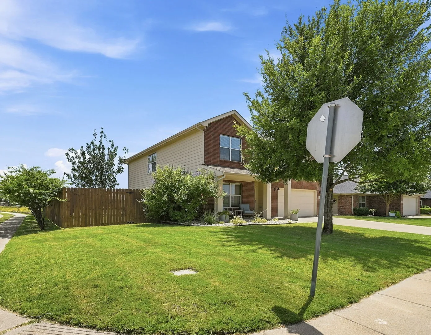 Single Family Residence For Sale in Ellis County , 212 Cheyenne Drive, Waxahachie, Texas 75165, 3 Bedroom, 4 Bathroom, 2 Garage spaces, 3,005 Sqft, built in 2006, mls#21335908, Real Estate Agent in Waxahachie, Homes For Sale in Ellis county, Homes For Sale in Waxahachie, Realtor in Waxahachie Texas, Real Estate Brokerage Independent Realty Texas, Luminita Cordes Realtor