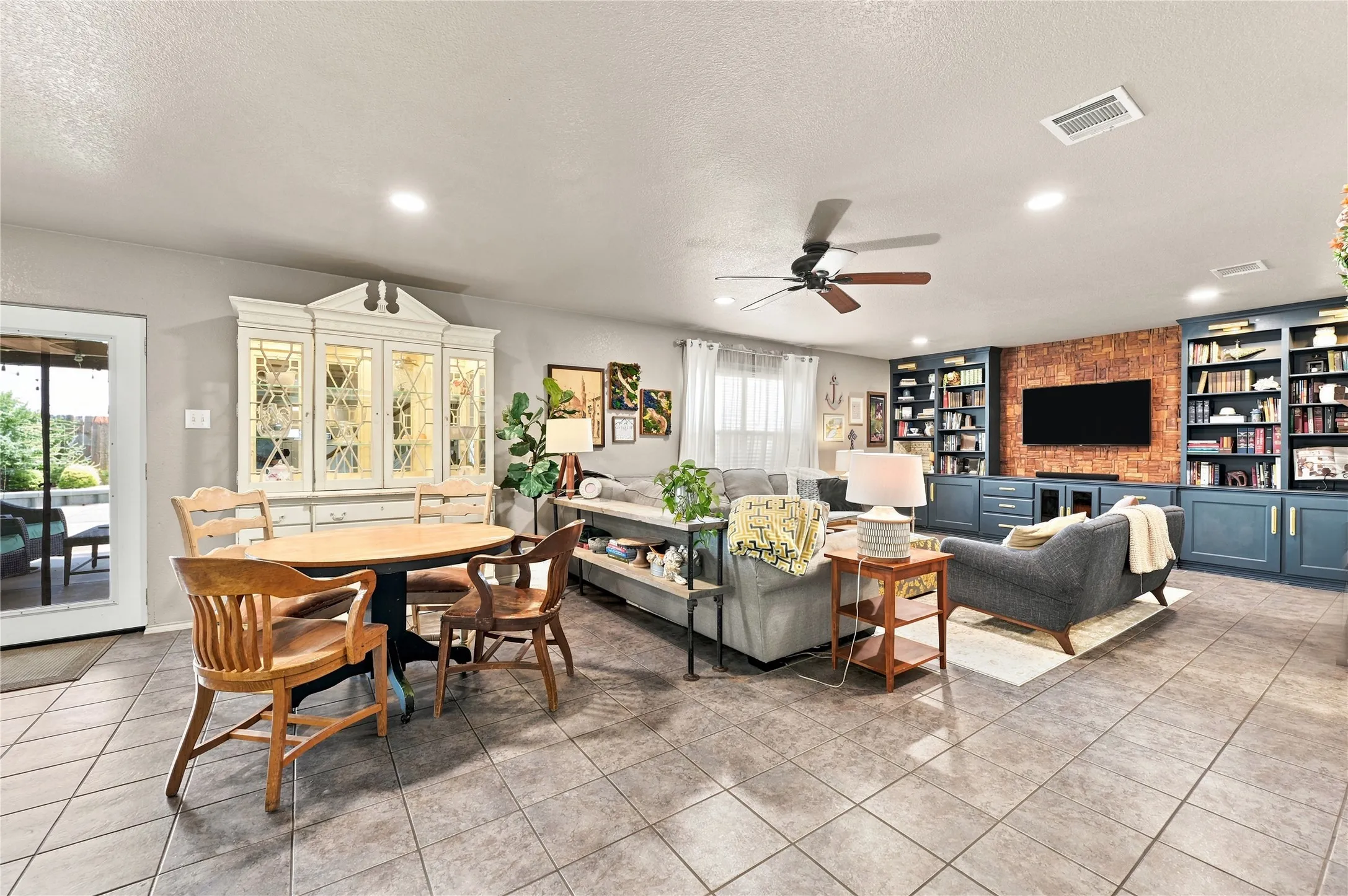 Single Family Residence For Sale in Ellis County , 212 Cheyenne Drive, Waxahachie, Texas 75165, 3 Bedroom, 4 Bathroom, 2 Garage spaces, 3,005 Sqft, built in 2006, mls#21335908, Real Estate Agent in Waxahachie, Homes For Sale in Ellis county, Homes For Sale in Waxahachie, Realtor in Waxahachie Texas, Real Estate Brokerage Independent Realty Texas, Luminita Cordes Realtor