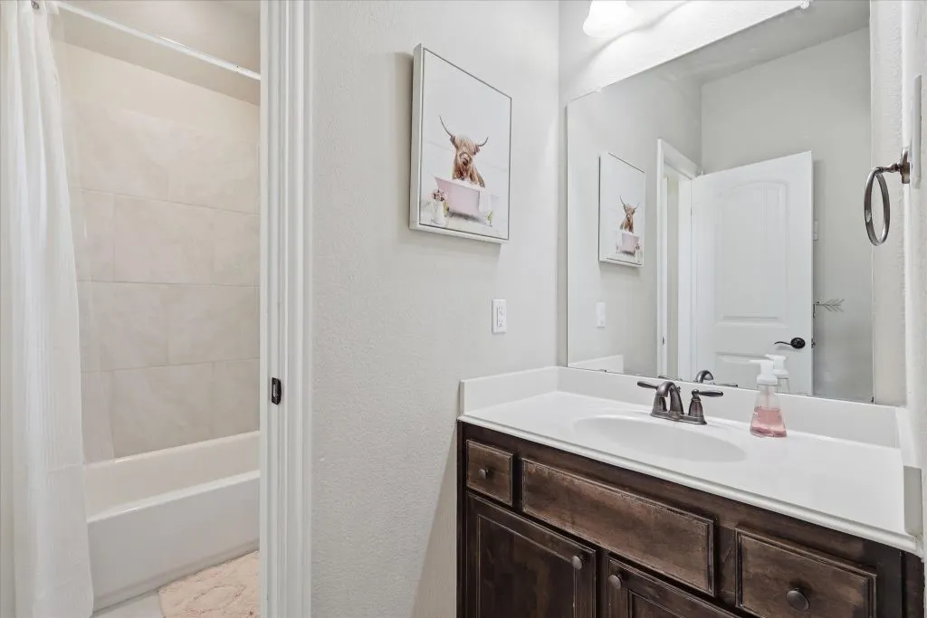 Single Family Residence For Sale in Denton County , 6604 Elderberry Way, Flower Mound, Texas 76226, 4 Bedroom, 4 Bathroom, 3 Garage spaces, 3,735 Sqft, built in 2018, mls#21338648, Real Estate Agent in Flower Mound, Homes For Sale in Denton county, Homes For Sale in Flower Mound, Realtor in Flower Mound Texas, Real Estate Brokerage Independent Realty Texas, Luminita Cordes Realtor