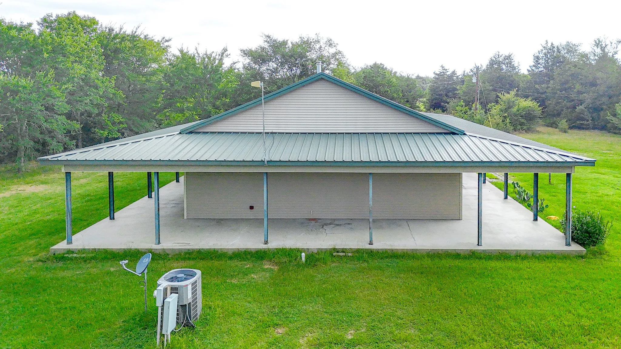 Farm For Sale in Navarro County , 9982 County Road 4200, Kerens, Texas 75144, 3 Bedroom, 2 Bathroom, 2 Garage spaces, 1,800 Sqft, built in 2016, mls#21338721, Real Estate Agent in Kerens, Homes For Sale in Navarro county, Homes For Sale in Kerens, Realtor in Kerens Texas, Real Estate Brokerage Independent Realty Texas, Luminita Cordes Realtor