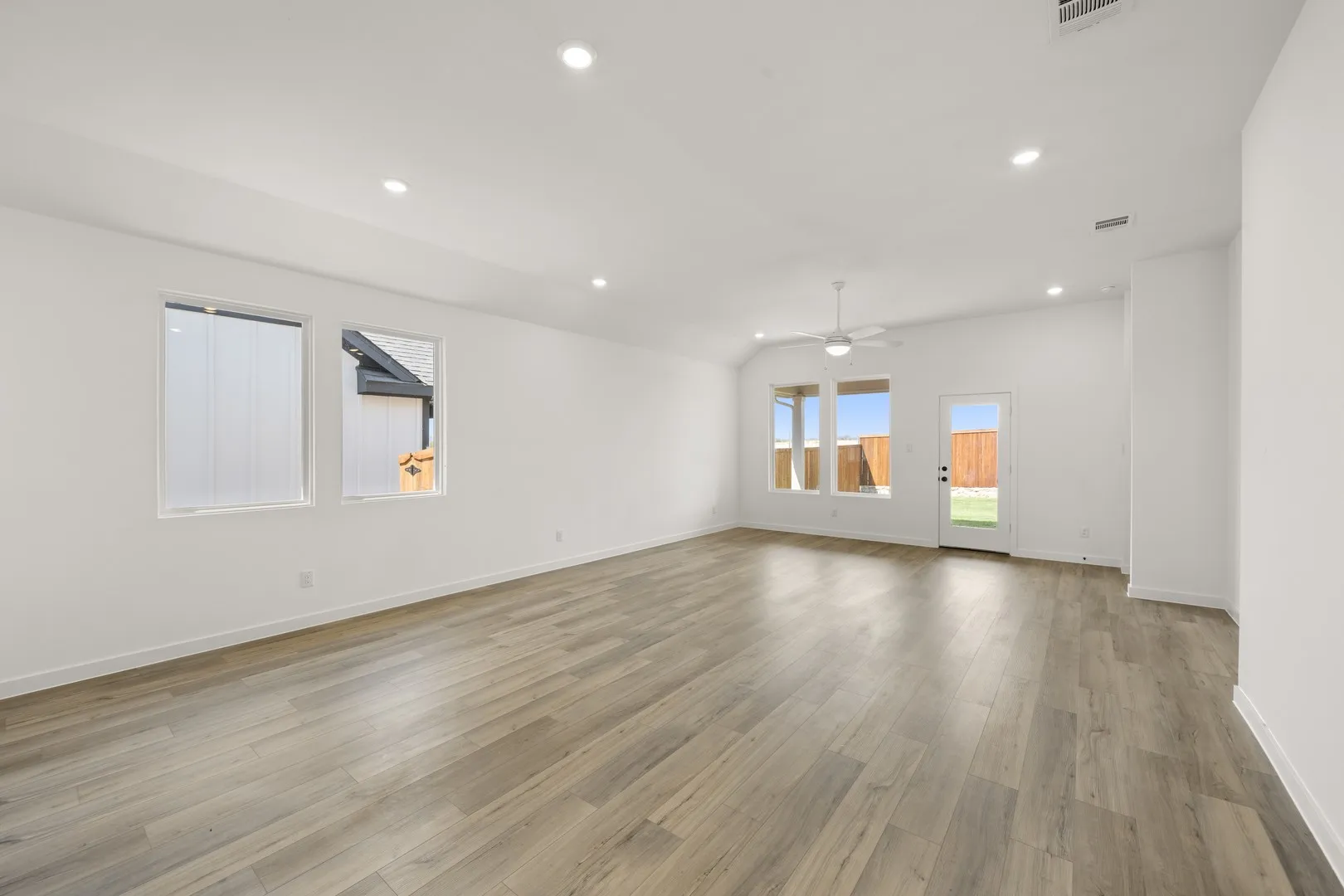 641 Tyronza- DIning-1
