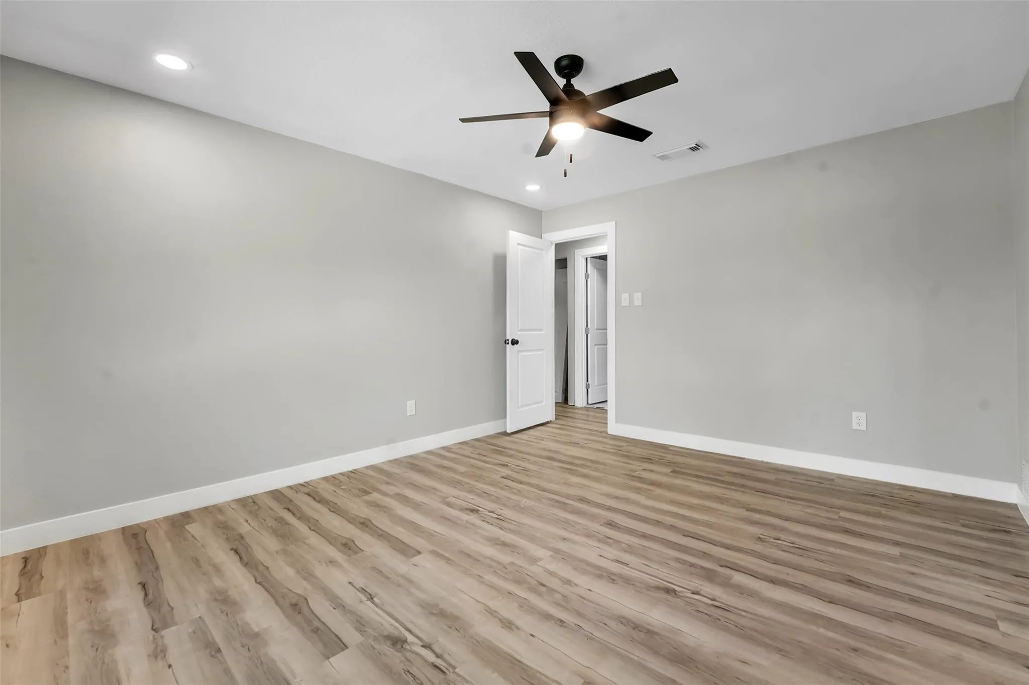 Single Family Residence For Sale in Tarrant County , 3919 San Miguel Court, Arlington, Texas 76016, 3 Bedroom, 2 Bathroom, 2 Garage spaces, 1,691 Sqft, built in 1978, mls#21338820, Real Estate Agent in Arlington, Homes For Sale in Tarrant county, Homes For Sale in Arlington, Realtor in Arlington Texas, Real Estate Brokerage Independent Realty Texas, Luminita Cordes Realtor