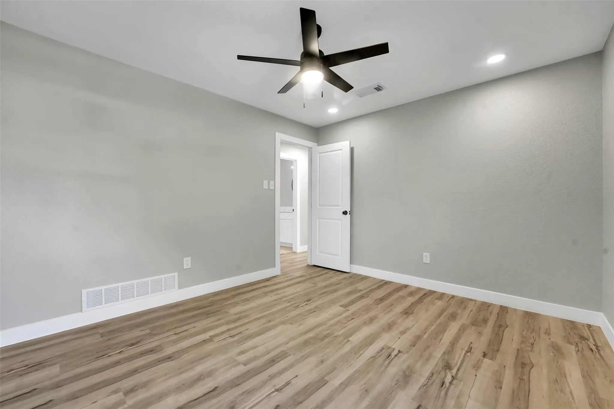 Single Family Residence For Sale in Tarrant County , 3919 San Miguel Court, Arlington, Texas 76016, 3 Bedroom, 2 Bathroom, 2 Garage spaces, 1,691 Sqft, built in 1978, mls#21338820, Real Estate Agent in Arlington, Homes For Sale in Tarrant county, Homes For Sale in Arlington, Realtor in Arlington Texas, Real Estate Brokerage Independent Realty Texas, Luminita Cordes Realtor