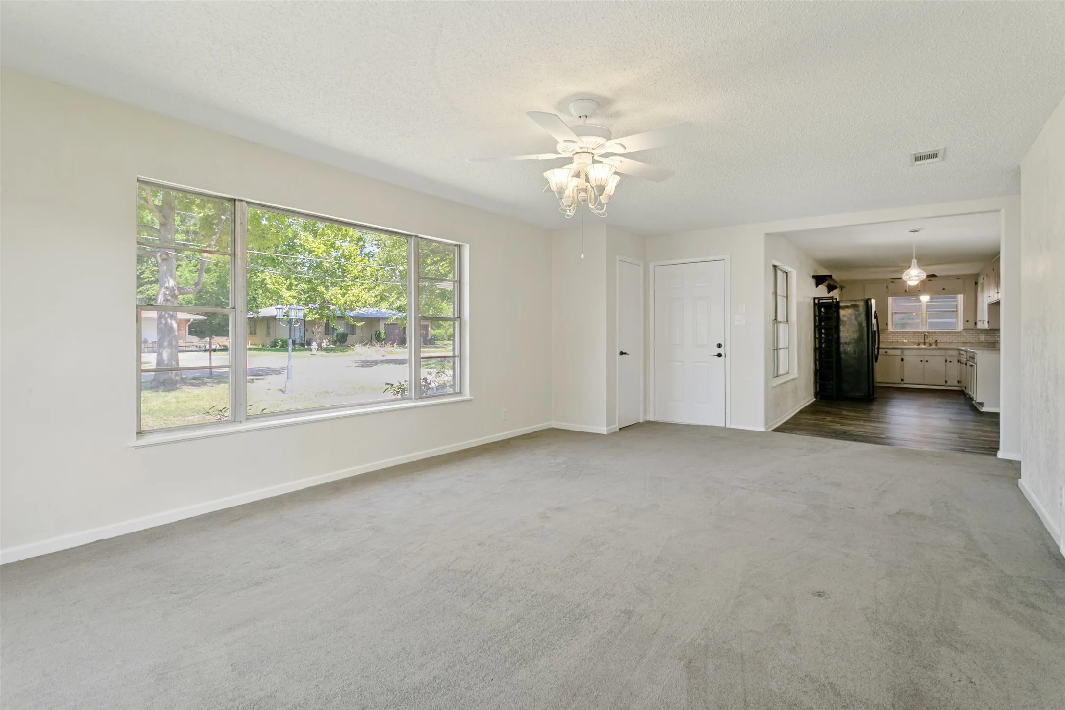Single Family Residence For Sale in Tarrant County , 1021 Usher Street, Benbrook, Texas 76126, 4 Bedroom, 2 Bathroom, 2 Garage spaces, 1,622 Sqft, built in 1956, mls#21338807, Real Estate Agent in Benbrook, Homes For Sale in Tarrant county, Homes For Sale in Benbrook, Realtor in Benbrook Texas, Real Estate Brokerage Independent Realty Texas, Luminita Cordes Realtor