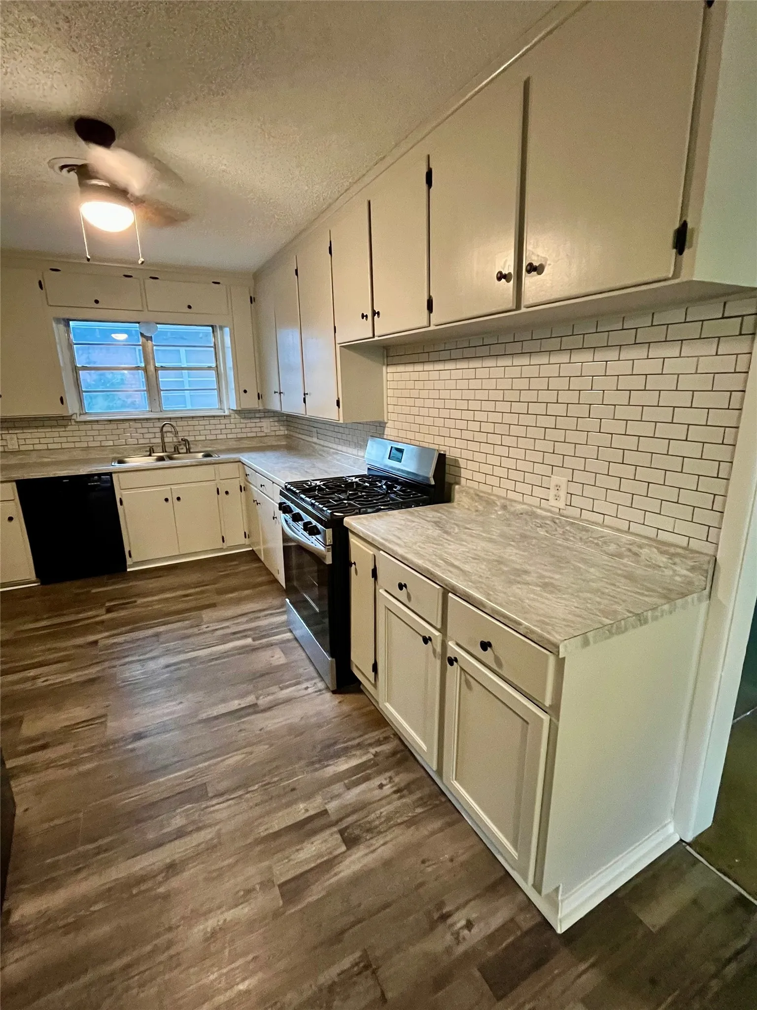 Single Family Residence For Sale in Tarrant County , 1021 Usher Street, Benbrook, Texas 76126, 4 Bedroom, 2 Bathroom, 2 Garage spaces, 1,622 Sqft, built in 1956, mls#21338807, Real Estate Agent in Benbrook, Homes For Sale in Tarrant county, Homes For Sale in Benbrook, Realtor in Benbrook Texas, Real Estate Brokerage Independent Realty Texas, Luminita Cordes Realtor