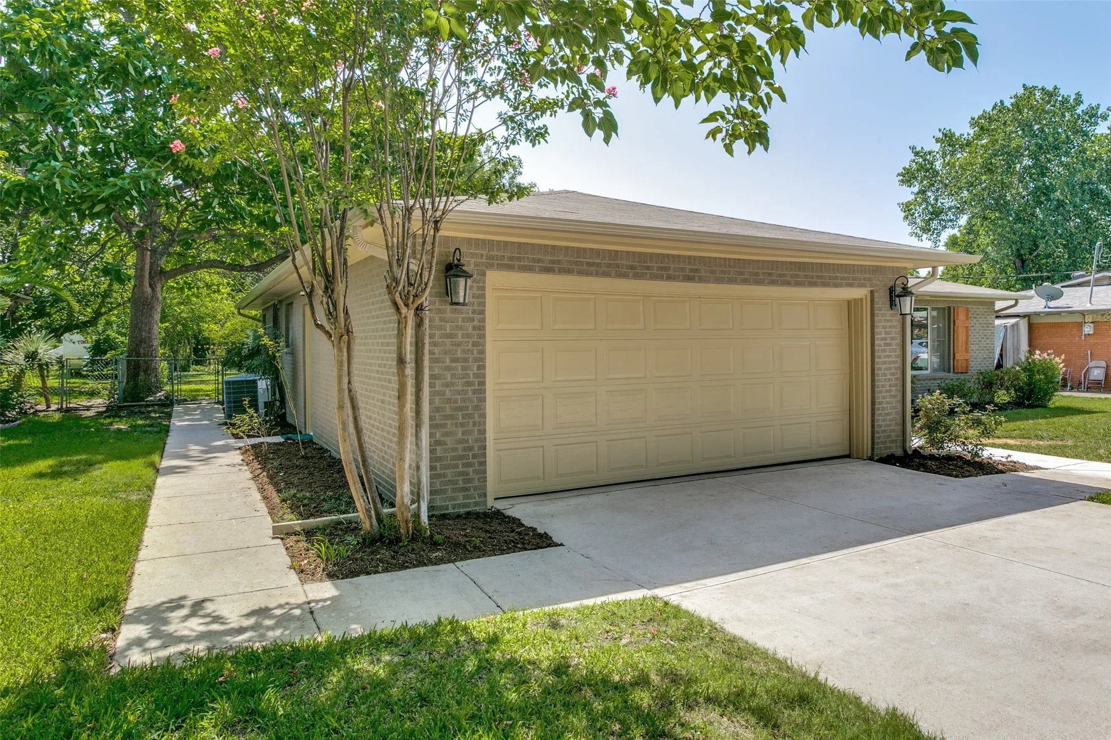 Single Family Residence For Sale in Tarrant County , 1021 Usher Street, Benbrook, Texas 76126, 4 Bedroom, 2 Bathroom, 2 Garage spaces, 1,622 Sqft, built in 1956, mls#21338807, Real Estate Agent in Benbrook, Homes For Sale in Tarrant county, Homes For Sale in Benbrook, Realtor in Benbrook Texas, Real Estate Brokerage Independent Realty Texas, Luminita Cordes Realtor