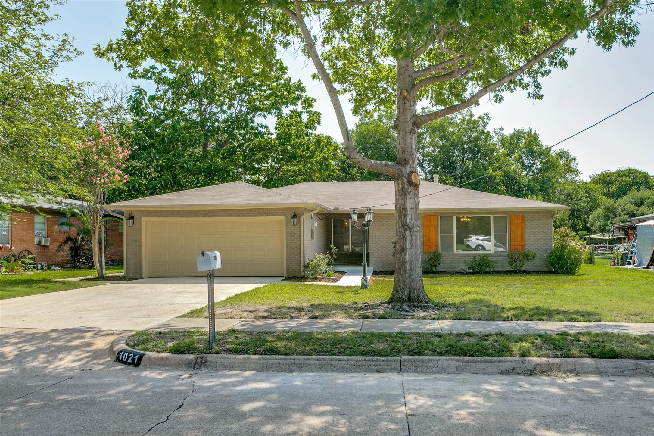 Single Family Residence For Sale in Tarrant County , 1021 Usher Street, Benbrook, Texas 76126, 4 Bedroom, 2 Bathroom, 2 Garage spaces, 1,622 Sqft, built in 1956, mls#21338807, Real Estate Agent in Benbrook, Homes For Sale in Tarrant county, Homes For Sale in Benbrook, Realtor in Benbrook Texas, Real Estate Brokerage Independent Realty Texas, Luminita Cordes Realtor