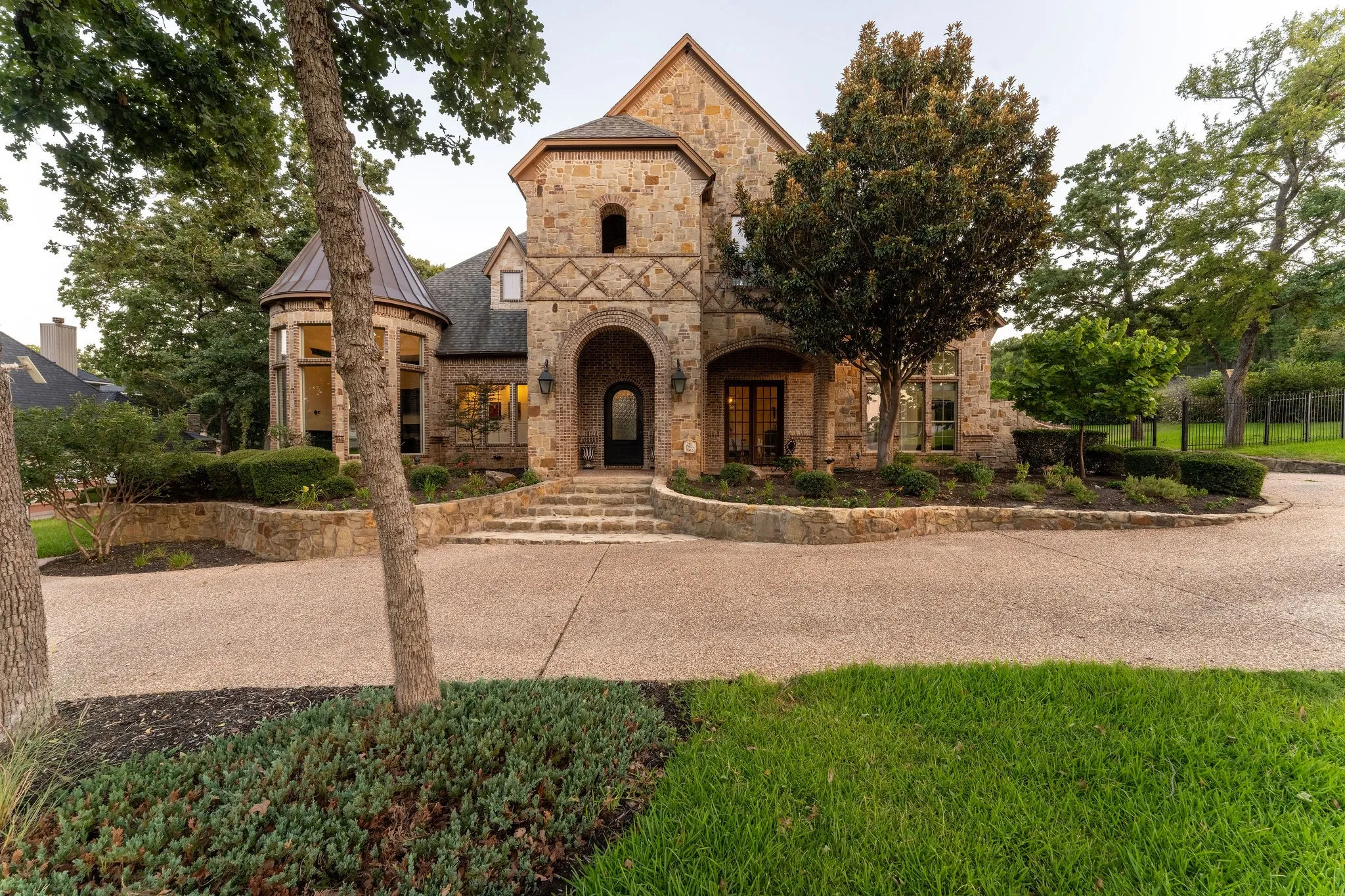 Single Family Residence For Sale in Denton County , 613 Silver Spur Drive, Southlake, Texas 76092, 5 Bedroom, 5 Bathroom, 4 Garage spaces, 5,881 Sqft, built in 2005, mls#21338285, Real Estate Agent in Southlake, Homes For Sale in Denton county, Homes For Sale in Southlake, Realtor in Southlake Texas, Real Estate Brokerage Independent Realty Texas, Luminita Cordes Realtor