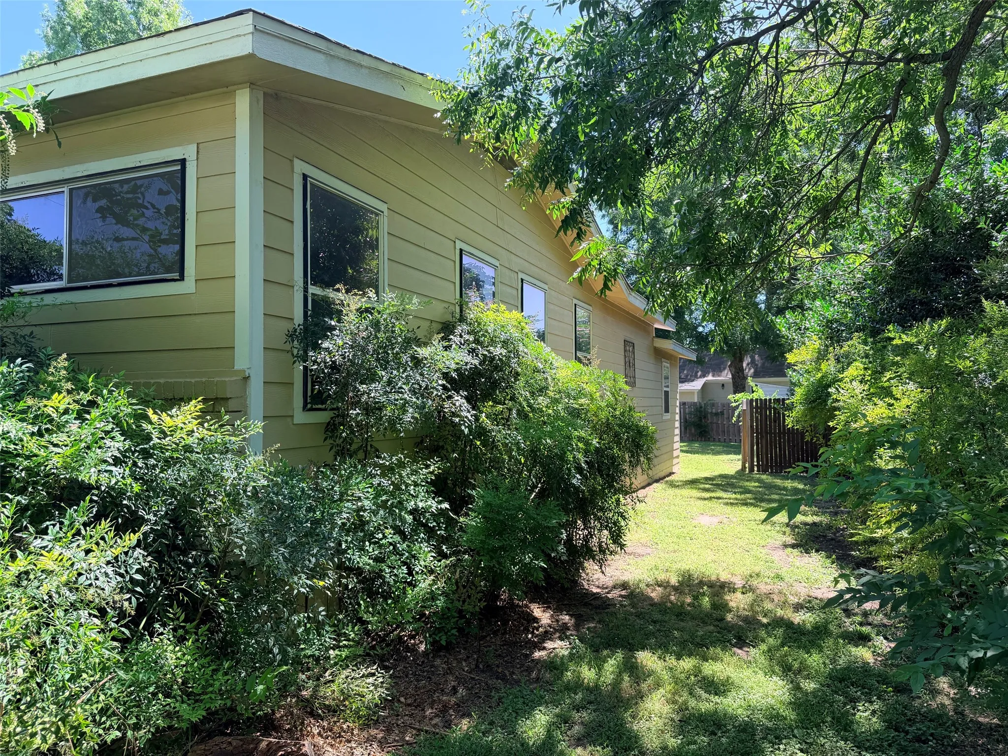 Single Family Residence For Sale in Comanche County , 504 N Elm Street, Comanche, Texas 76442, 2 Bedroom, 2 Bathroom, Garage spaces, 1,248 Sqft, built in 1960, mls#21322223, Real Estate Agent in Comanche, Homes For Sale in Comanche county, Homes For Sale in Comanche, Realtor in Comanche Texas, Real Estate Brokerage Independent Realty Texas, Luminita Cordes Realtor