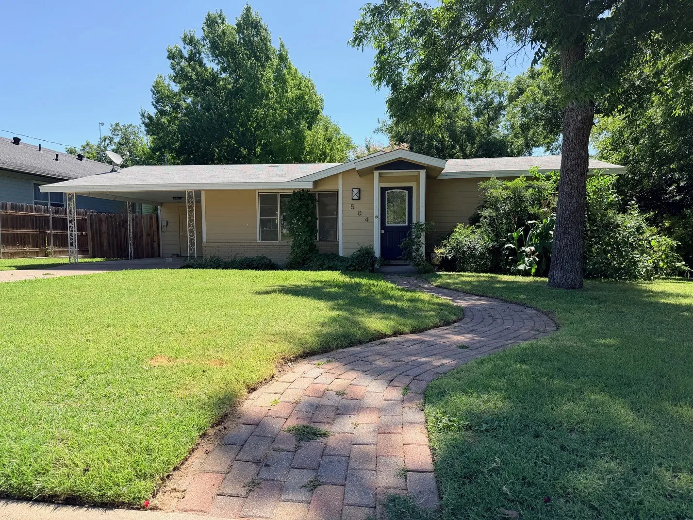 Single Family Residence For Sale in Comanche County , 504 N Elm Street, Comanche, Texas 76442, 2 Bedroom, 2 Bathroom, Garage spaces, 1,248 Sqft, built in 1960, mls#21322223, Real Estate Agent in Comanche, Homes For Sale in Comanche county, Homes For Sale in Comanche, Realtor in Comanche Texas, Real Estate Brokerage Independent Realty Texas, Luminita Cordes Realtor