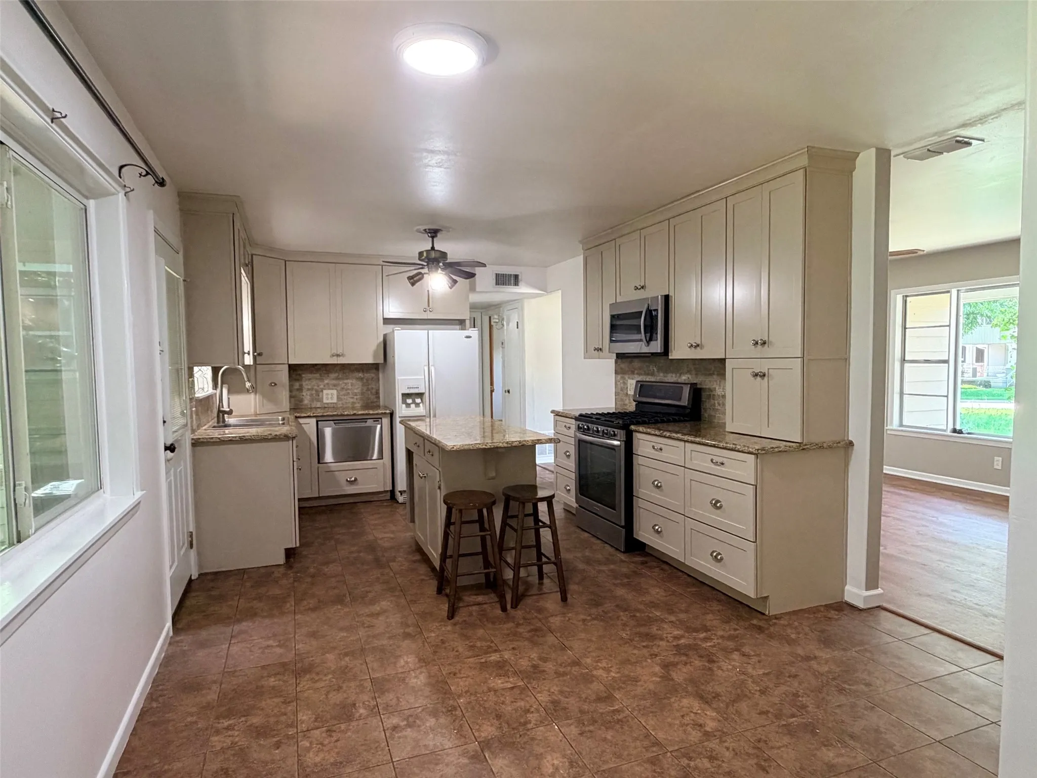 Single Family Residence For Sale in Comanche County , 504 N Elm Street, Comanche, Texas 76442, 2 Bedroom, 2 Bathroom, Garage spaces, 1,248 Sqft, built in 1960, mls#21322223, Real Estate Agent in Comanche, Homes For Sale in Comanche county, Homes For Sale in Comanche, Realtor in Comanche Texas, Real Estate Brokerage Independent Realty Texas, Luminita Cordes Realtor