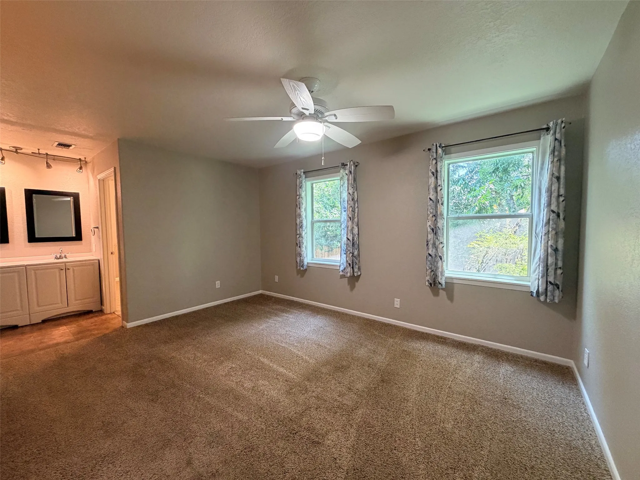 Single Family Residence For Sale in Comanche County , 504 N Elm Street, Comanche, Texas 76442, 2 Bedroom, 2 Bathroom, Garage spaces, 1,248 Sqft, built in 1960, mls#21322223, Real Estate Agent in Comanche, Homes For Sale in Comanche county, Homes For Sale in Comanche, Realtor in Comanche Texas, Real Estate Brokerage Independent Realty Texas, Luminita Cordes Realtor