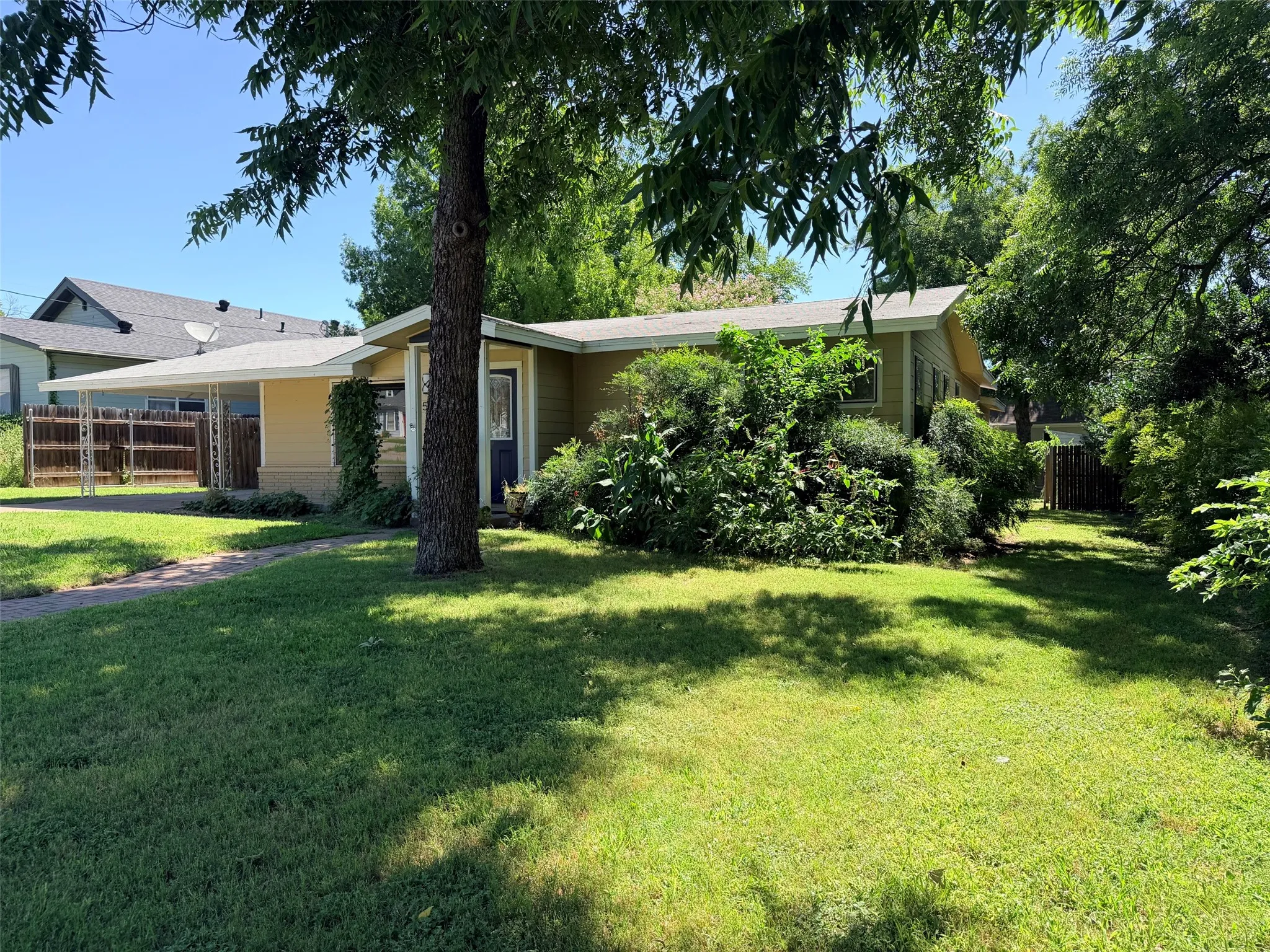 Single Family Residence For Sale in Comanche County , 504 N Elm Street, Comanche, Texas 76442, 2 Bedroom, 2 Bathroom, Garage spaces, 1,248 Sqft, built in 1960, mls#21322223, Real Estate Agent in Comanche, Homes For Sale in Comanche county, Homes For Sale in Comanche, Realtor in Comanche Texas, Real Estate Brokerage Independent Realty Texas, Luminita Cordes Realtor