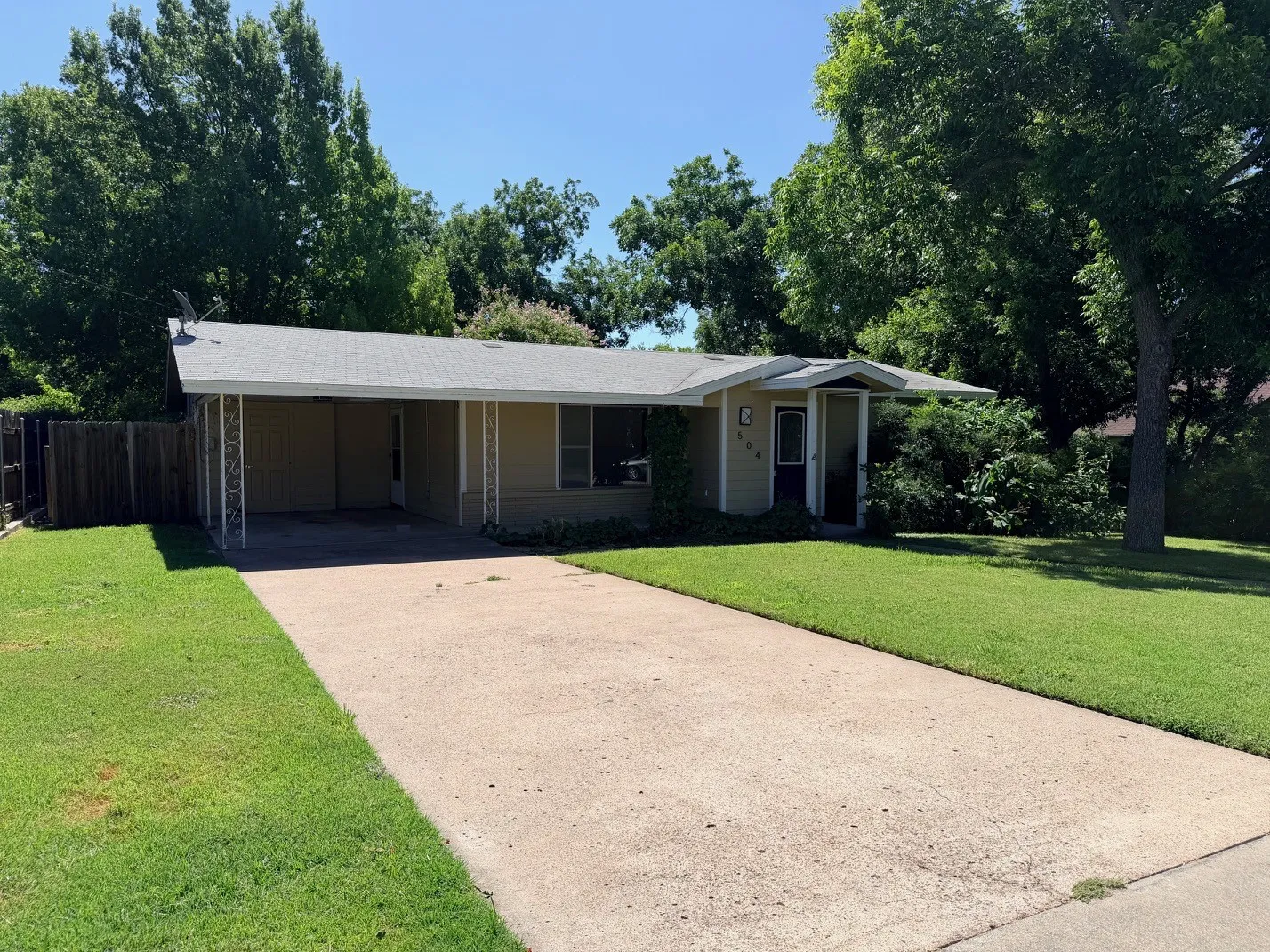 Single Family Residence For Sale in Comanche County , 504 N Elm Street, Comanche, Texas 76442, 2 Bedroom, 2 Bathroom, Garage spaces, 1,248 Sqft, built in 1960, mls#21322223, Real Estate Agent in Comanche, Homes For Sale in Comanche county, Homes For Sale in Comanche, Realtor in Comanche Texas, Real Estate Brokerage Independent Realty Texas, Luminita Cordes Realtor
