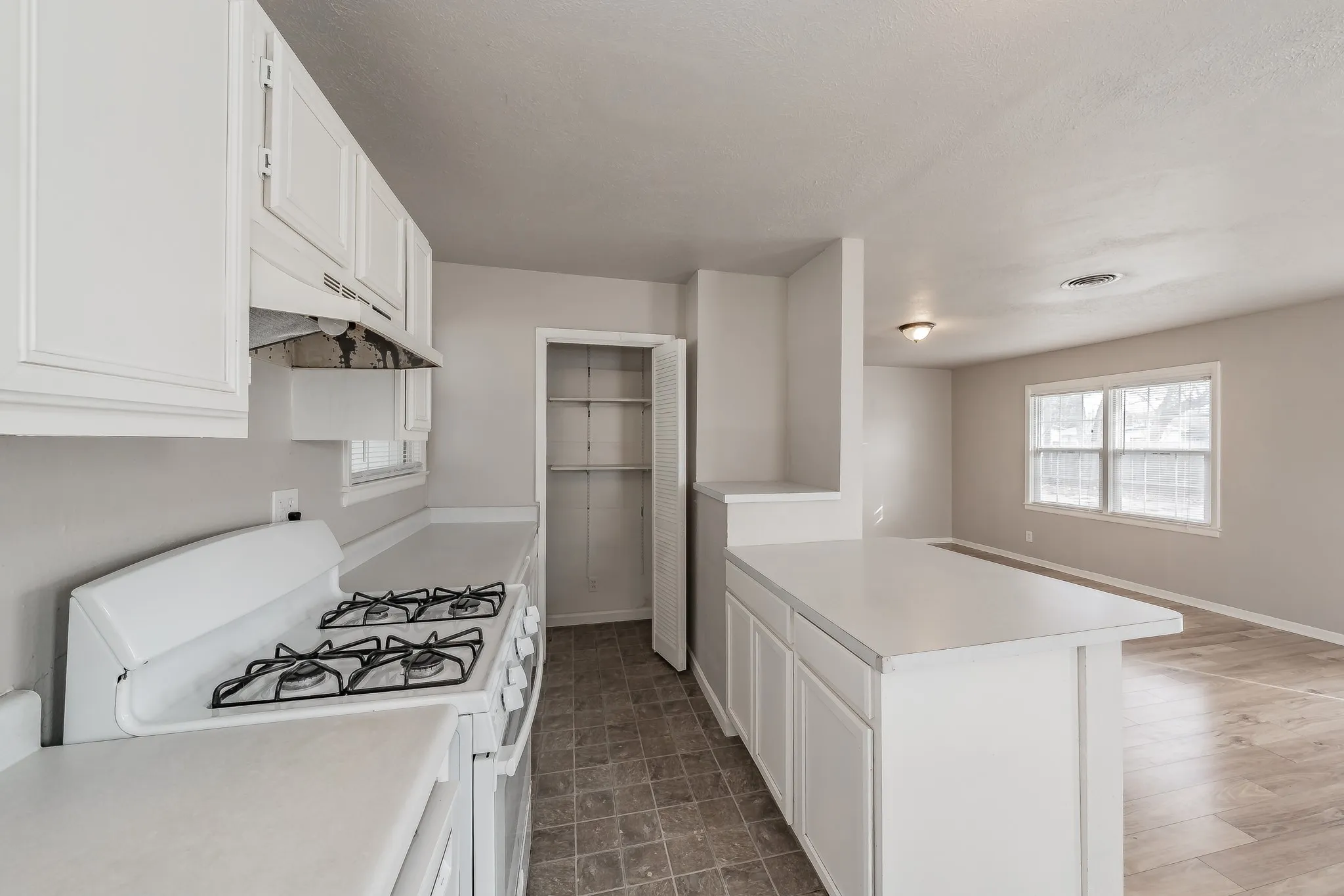 Single Family Residence For Rent in Tarrant County , 5805 Aton Avenue, Westworth Village, Texas 76114, 3 Bedroom, 2 Bathroom, Garage spaces, 1,128 Sqft, built in 1955, mls#21338823, Real Estate Agent in Westworth Village, Homes For Rent in Tarrant county, Homes For Rent in Westworth Village, Realtor in Westworth Village Texas, Real Estate Brokerage Independent Realty Texas, Luminita Cordes Realtor
