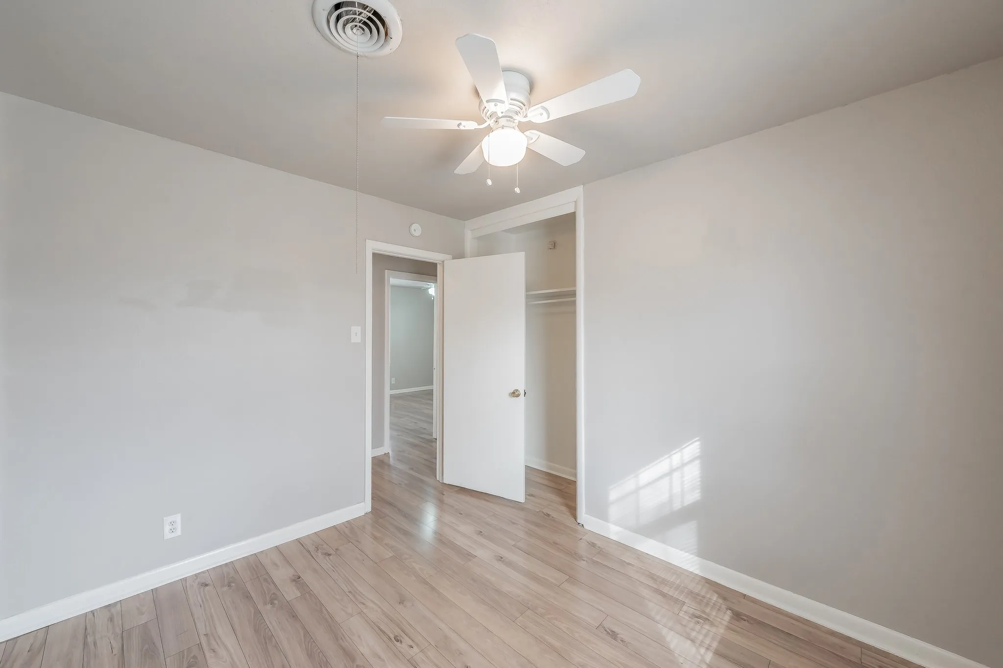 Single Family Residence For Rent in Tarrant County , 5805 Aton Avenue, Westworth Village, Texas 76114, 3 Bedroom, 2 Bathroom, Garage spaces, 1,128 Sqft, built in 1955, mls#21338823, Real Estate Agent in Westworth Village, Homes For Rent in Tarrant county, Homes For Rent in Westworth Village, Realtor in Westworth Village Texas, Real Estate Brokerage Independent Realty Texas, Luminita Cordes Realtor