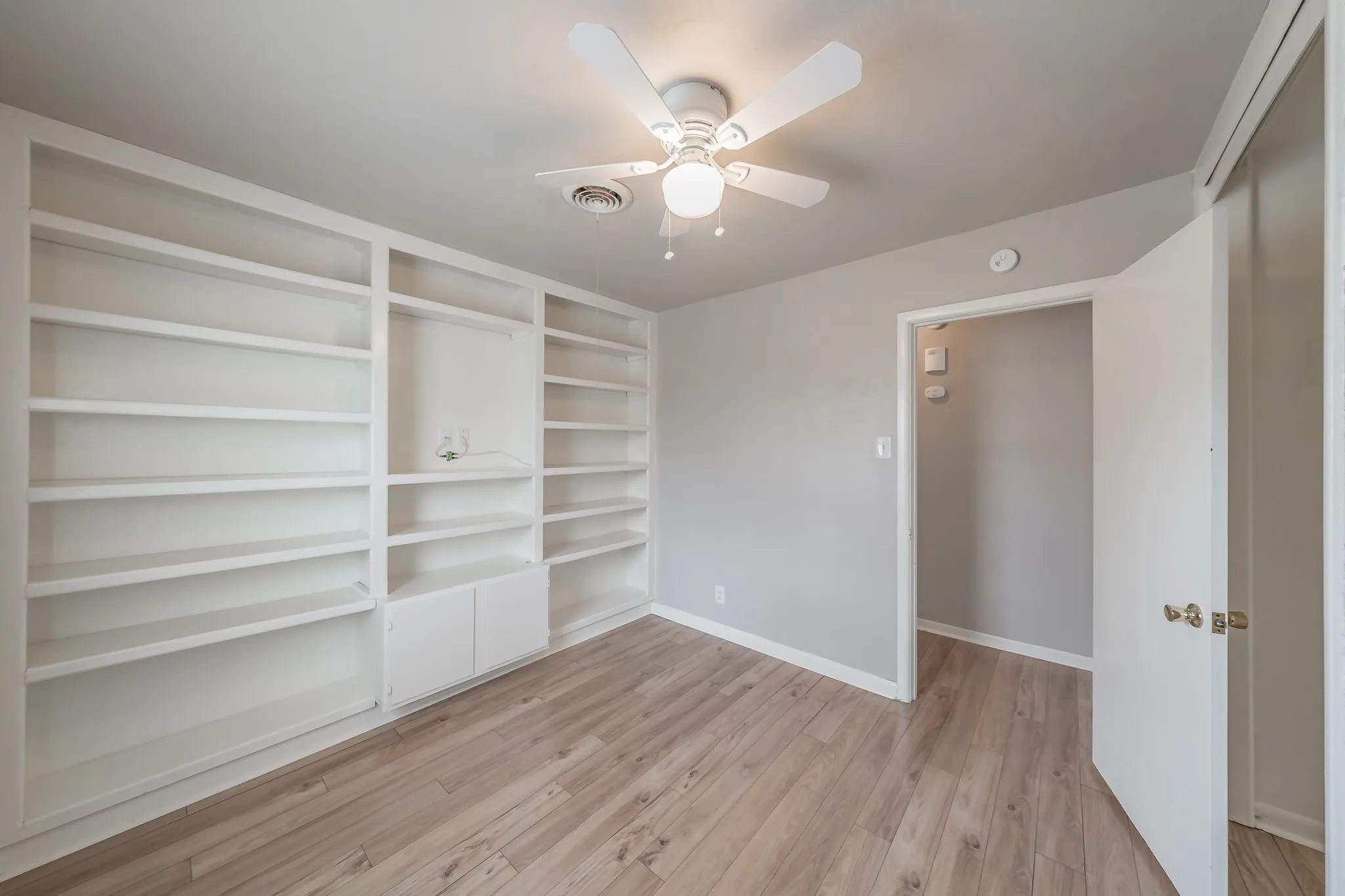 Single Family Residence For Rent in Tarrant County , 5805 Aton Avenue, Westworth Village, Texas 76114, 3 Bedroom, 2 Bathroom, Garage spaces, 1,128 Sqft, built in 1955, mls#21338823, Real Estate Agent in Westworth Village, Homes For Rent in Tarrant county, Homes For Rent in Westworth Village, Realtor in Westworth Village Texas, Real Estate Brokerage Independent Realty Texas, Luminita Cordes Realtor