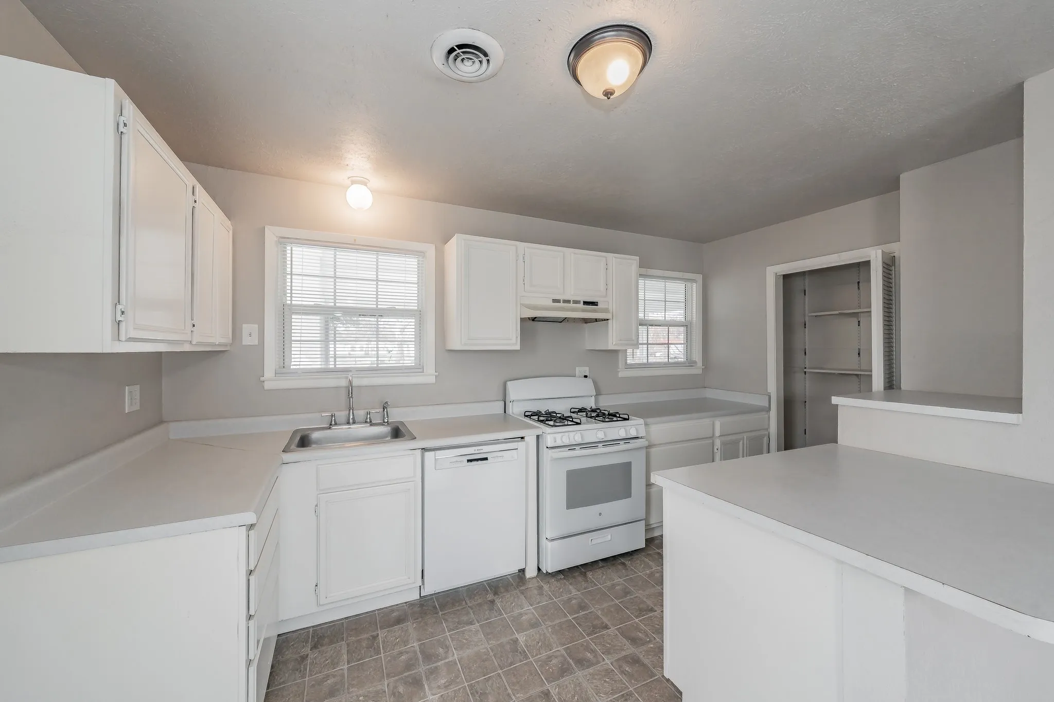 Single Family Residence For Rent in Tarrant County , 5805 Aton Avenue, Westworth Village, Texas 76114, 3 Bedroom, 2 Bathroom, Garage spaces, 1,128 Sqft, built in 1955, mls#21338823, Real Estate Agent in Westworth Village, Homes For Rent in Tarrant county, Homes For Rent in Westworth Village, Realtor in Westworth Village Texas, Real Estate Brokerage Independent Realty Texas, Luminita Cordes Realtor