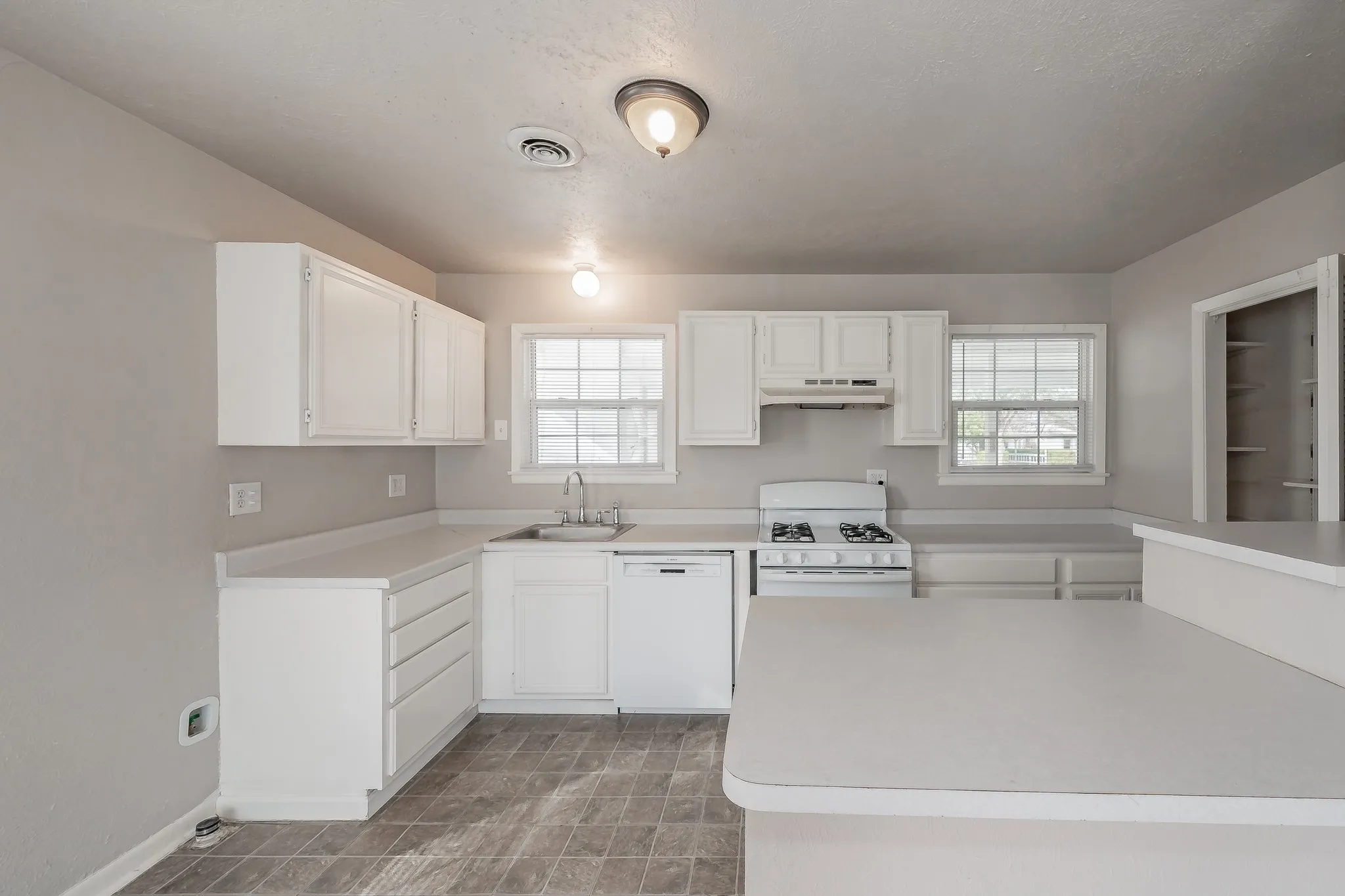 Single Family Residence For Rent in Tarrant County , 5805 Aton Avenue, Westworth Village, Texas 76114, 3 Bedroom, 2 Bathroom, Garage spaces, 1,128 Sqft, built in 1955, mls#21338823, Real Estate Agent in Westworth Village, Homes For Rent in Tarrant county, Homes For Rent in Westworth Village, Realtor in Westworth Village Texas, Real Estate Brokerage Independent Realty Texas, Luminita Cordes Realtor