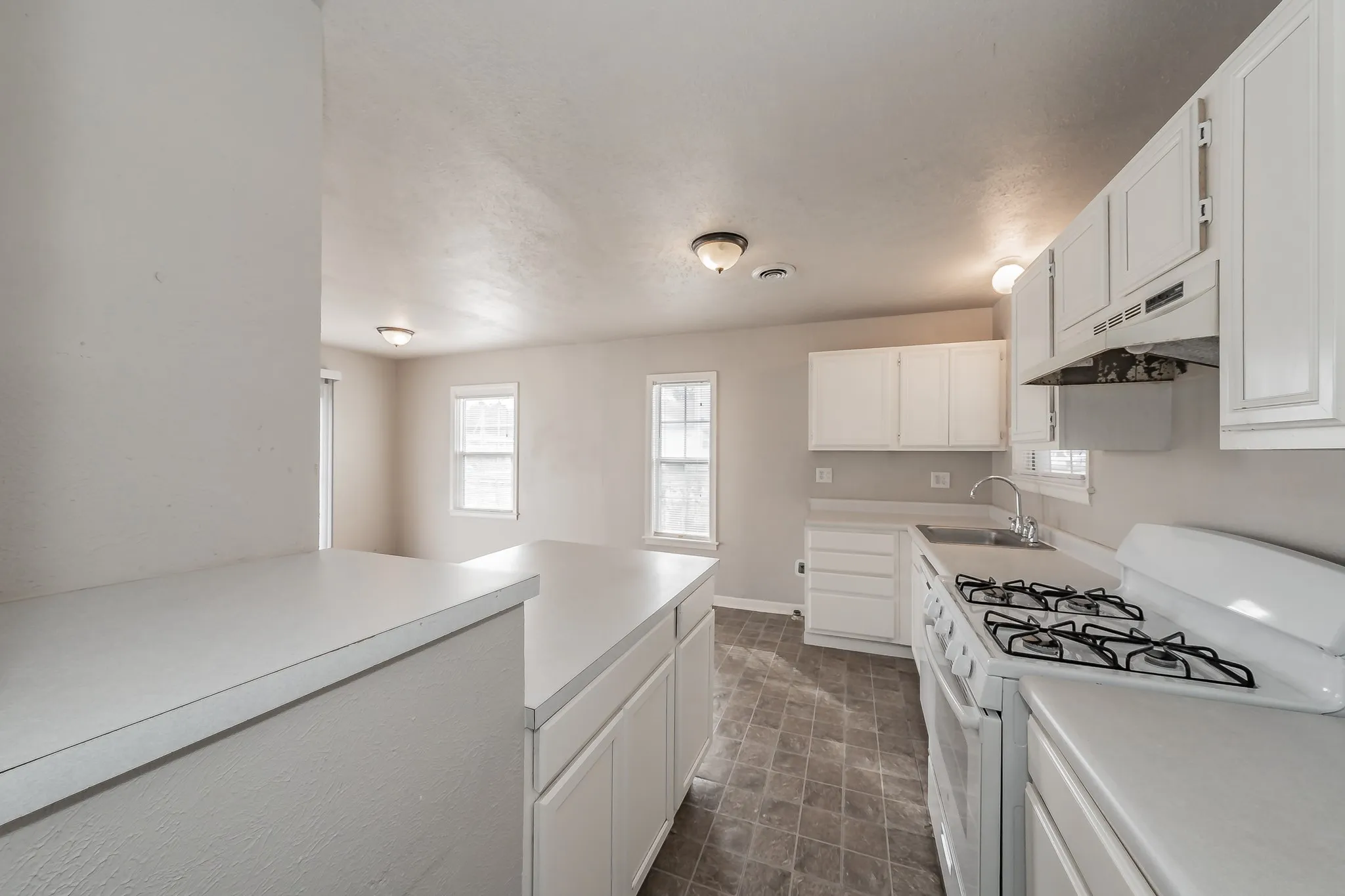 Single Family Residence For Rent in Tarrant County , 5805 Aton Avenue, Westworth Village, Texas 76114, 3 Bedroom, 2 Bathroom, Garage spaces, 1,128 Sqft, built in 1955, mls#21338823, Real Estate Agent in Westworth Village, Homes For Rent in Tarrant county, Homes For Rent in Westworth Village, Realtor in Westworth Village Texas, Real Estate Brokerage Independent Realty Texas, Luminita Cordes Realtor