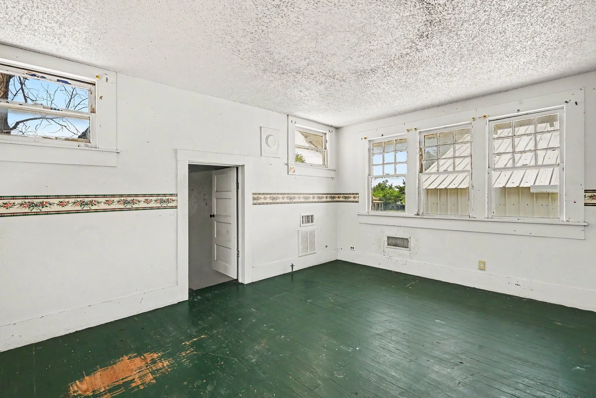 Single Family Residence For Sale in Wise County , 313 S Oak Street, Boyd, Texas 76023, 7 Bedroom, 4 Bathroom, Garage spaces, 3,957 Sqft, built in 1900, mls#21333607, Real Estate Agent in Boyd, Homes For Sale in Wise county, Homes For Sale in Boyd, Realtor in Boyd Texas, Real Estate Brokerage Independent Realty Texas, Luminita Cordes Realtor