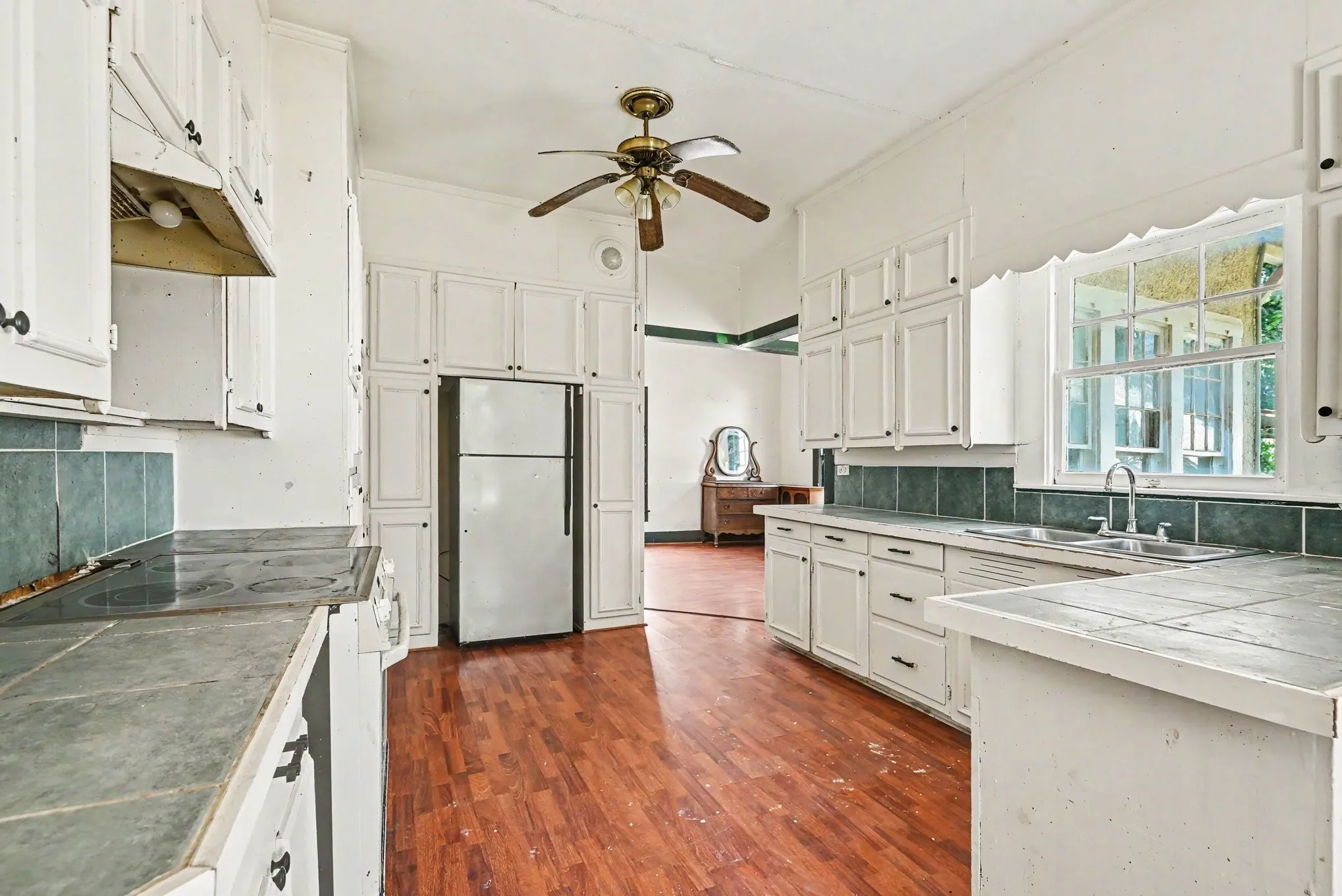 Single Family Residence For Sale in Wise County , 313 S Oak Street, Boyd, Texas 76023, 7 Bedroom, 4 Bathroom, Garage spaces, 3,957 Sqft, built in 1900, mls#21333607, Real Estate Agent in Boyd, Homes For Sale in Wise county, Homes For Sale in Boyd, Realtor in Boyd Texas, Real Estate Brokerage Independent Realty Texas, Luminita Cordes Realtor