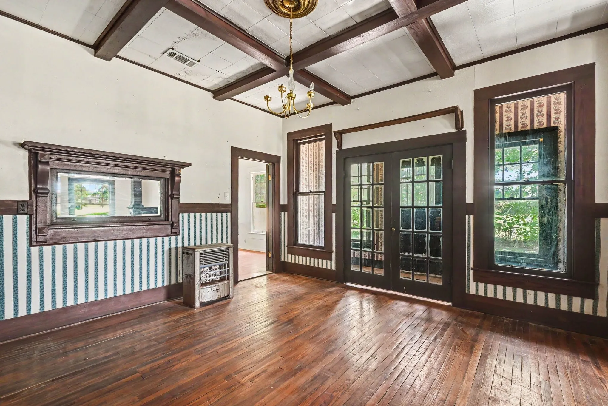 Single Family Residence For Sale in Wise County , 313 S Oak Street, Boyd, Texas 76023, 7 Bedroom, 4 Bathroom, Garage spaces, 3,957 Sqft, built in 1900, mls#21333607, Real Estate Agent in Boyd, Homes For Sale in Wise county, Homes For Sale in Boyd, Realtor in Boyd Texas, Real Estate Brokerage Independent Realty Texas, Luminita Cordes Realtor