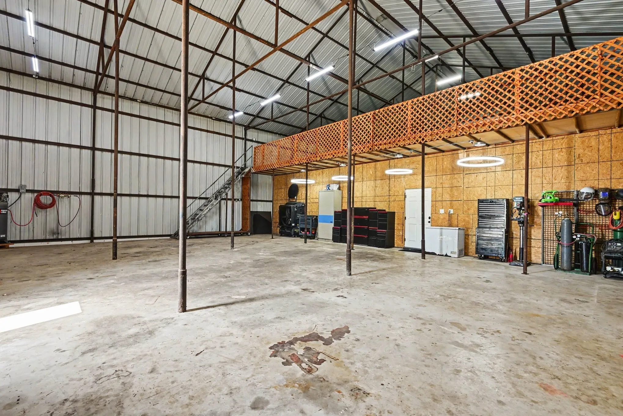 Single Family Residence For Sale in Wise County , 313 S Oak Street, Boyd, Texas 76023, 7 Bedroom, 4 Bathroom, Garage spaces, 3,957 Sqft, built in 1900, mls#21333607, Real Estate Agent in Boyd, Homes For Sale in Wise county, Homes For Sale in Boyd, Realtor in Boyd Texas, Real Estate Brokerage Independent Realty Texas, Luminita Cordes Realtor