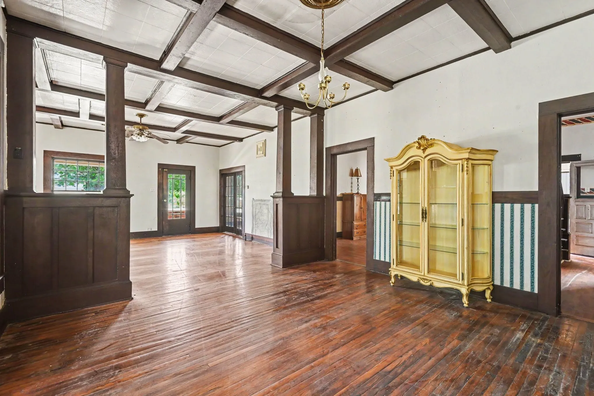 Single Family Residence For Sale in Wise County , 313 S Oak Street, Boyd, Texas 76023, 7 Bedroom, 4 Bathroom, Garage spaces, 3,957 Sqft, built in 1900, mls#21333607, Real Estate Agent in Boyd, Homes For Sale in Wise county, Homes For Sale in Boyd, Realtor in Boyd Texas, Real Estate Brokerage Independent Realty Texas, Luminita Cordes Realtor
