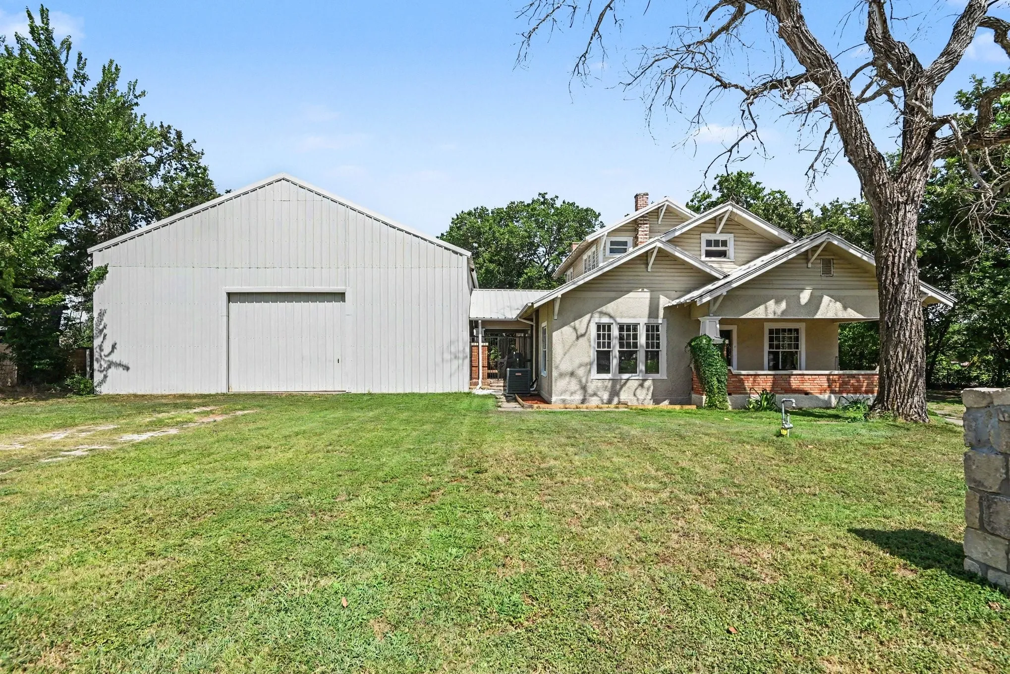 Single Family Residence For Sale in Wise County , 313 S Oak Street, Boyd, Texas 76023, 7 Bedroom, 4 Bathroom, Garage spaces, 3,957 Sqft, built in 1900, mls#21333607, Real Estate Agent in Boyd, Homes For Sale in Wise county, Homes For Sale in Boyd, Realtor in Boyd Texas, Real Estate Brokerage Independent Realty Texas, Luminita Cordes Realtor