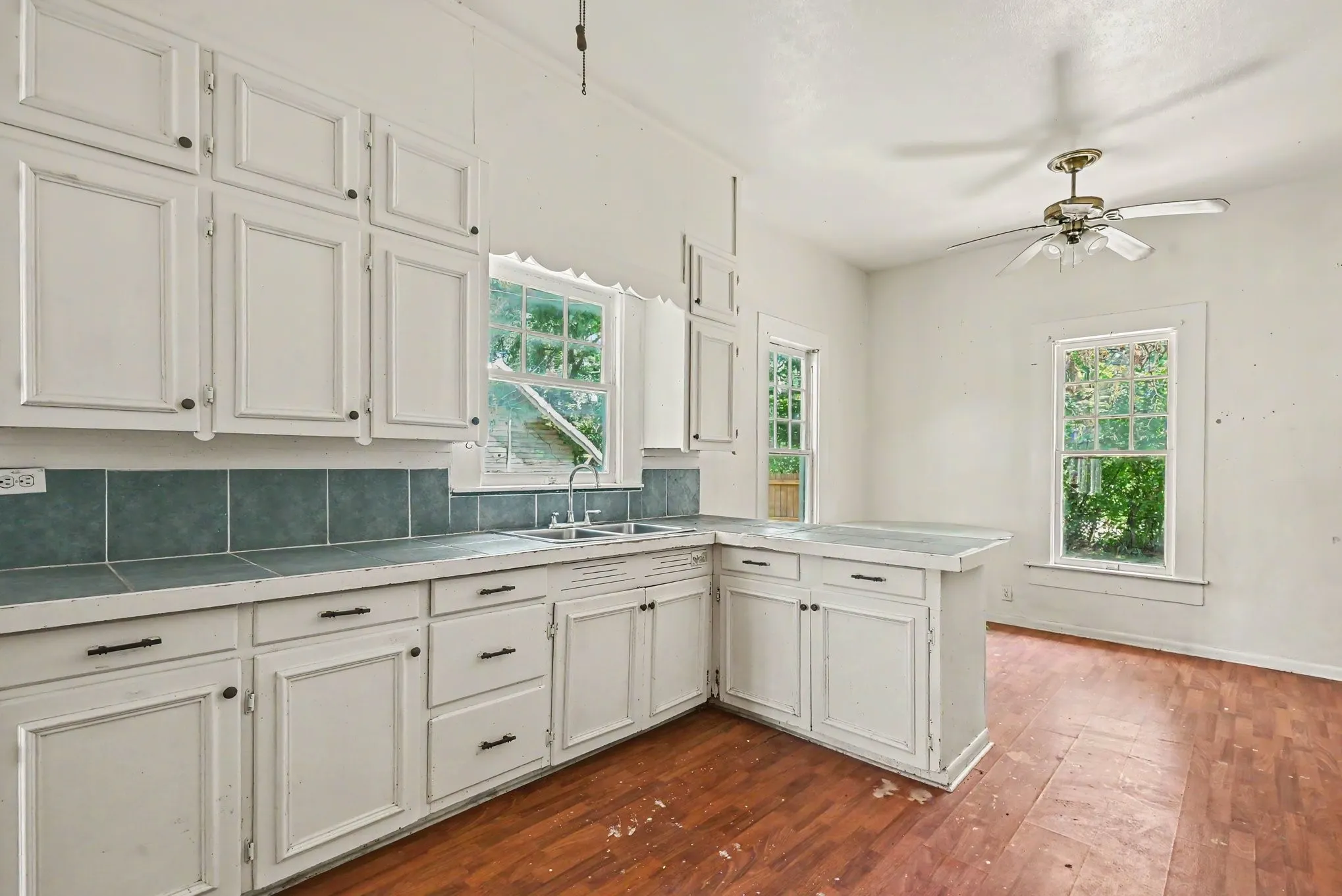 Single Family Residence For Sale in Wise County , 313 S Oak Street, Boyd, Texas 76023, 7 Bedroom, 4 Bathroom, Garage spaces, 3,957 Sqft, built in 1900, mls#21333607, Real Estate Agent in Boyd, Homes For Sale in Wise county, Homes For Sale in Boyd, Realtor in Boyd Texas, Real Estate Brokerage Independent Realty Texas, Luminita Cordes Realtor