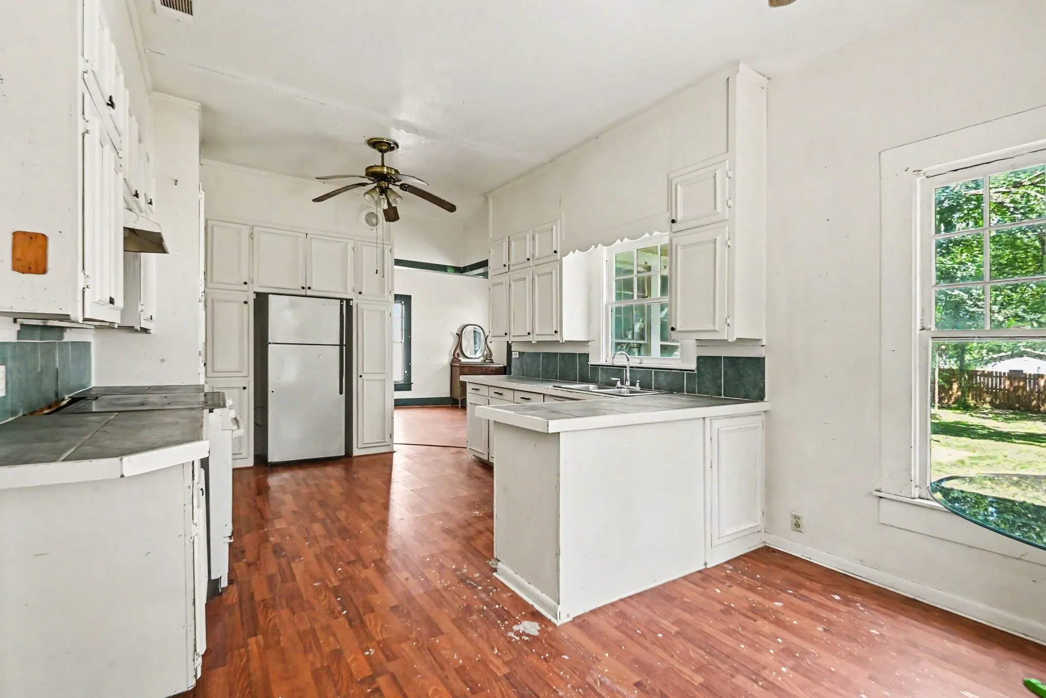 Single Family Residence For Sale in Wise County , 313 S Oak Street, Boyd, Texas 76023, 7 Bedroom, 4 Bathroom, Garage spaces, 3,957 Sqft, built in 1900, mls#21333607, Real Estate Agent in Boyd, Homes For Sale in Wise county, Homes For Sale in Boyd, Realtor in Boyd Texas, Real Estate Brokerage Independent Realty Texas, Luminita Cordes Realtor