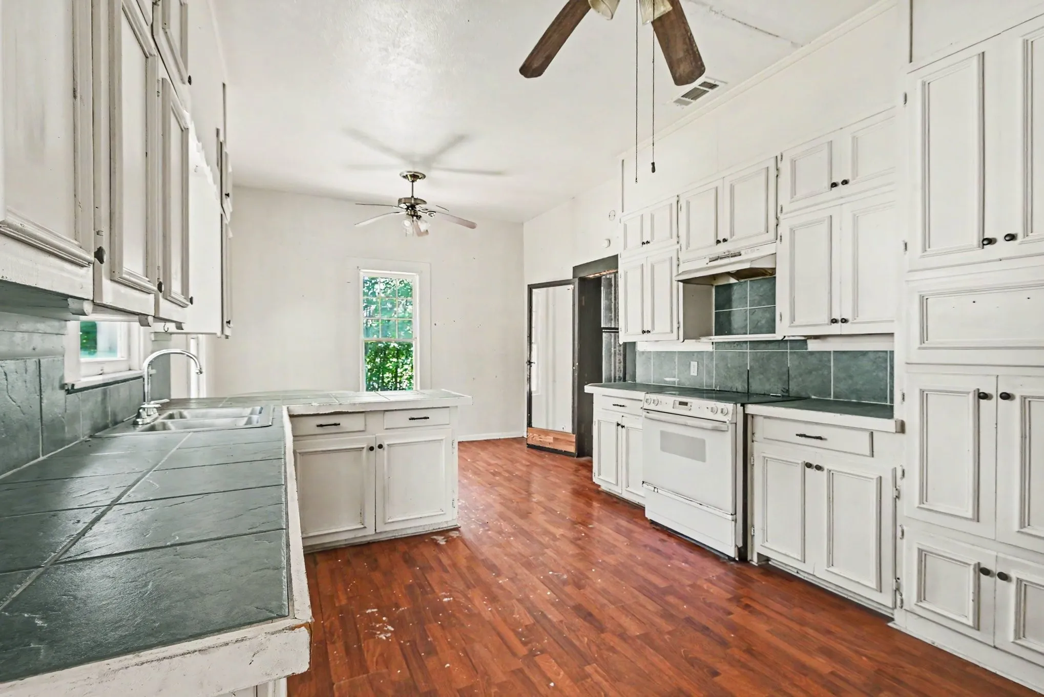 Single Family Residence For Sale in Wise County , 313 S Oak Street, Boyd, Texas 76023, 7 Bedroom, 4 Bathroom, Garage spaces, 3,957 Sqft, built in 1900, mls#21333607, Real Estate Agent in Boyd, Homes For Sale in Wise county, Homes For Sale in Boyd, Realtor in Boyd Texas, Real Estate Brokerage Independent Realty Texas, Luminita Cordes Realtor