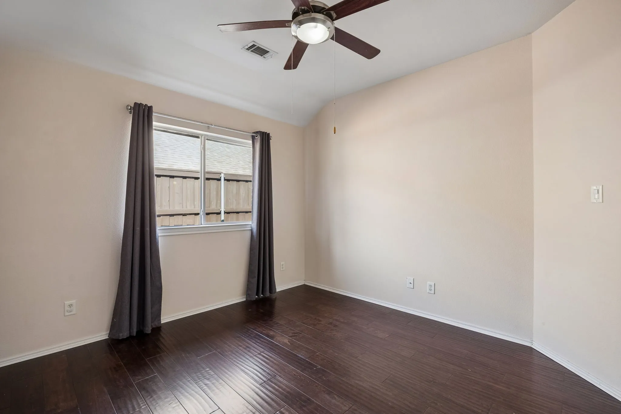 Single Family Residence For Sale in Denton County , 1833 Melton Drive, Carrollton, Texas 75010, 3 Bedroom, 2 Bathroom, 2 Garage spaces, 1,616 Sqft, built in 2001, mls#21338812, Real Estate Agent in Carrollton, Homes For Sale in Denton county, Homes For Sale in Carrollton, Realtor in Carrollton Texas, Real Estate Brokerage Independent Realty Texas, Luminita Cordes Realtor