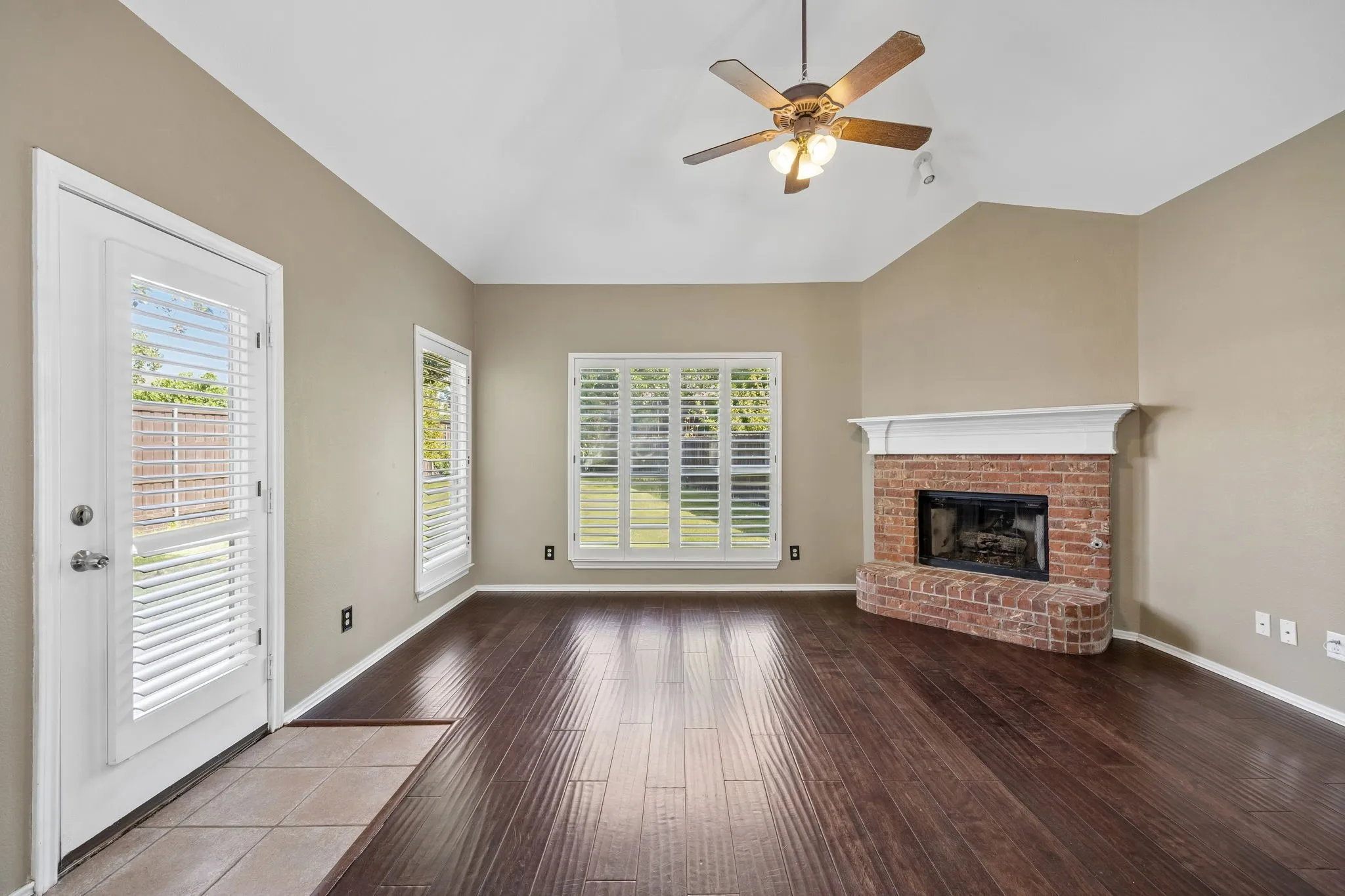 Single Family Residence For Sale in Denton County , 1833 Melton Drive, Carrollton, Texas 75010, 3 Bedroom, 2 Bathroom, 2 Garage spaces, 1,616 Sqft, built in 2001, mls#21338812, Real Estate Agent in Carrollton, Homes For Sale in Denton county, Homes For Sale in Carrollton, Realtor in Carrollton Texas, Real Estate Brokerage Independent Realty Texas, Luminita Cordes Realtor