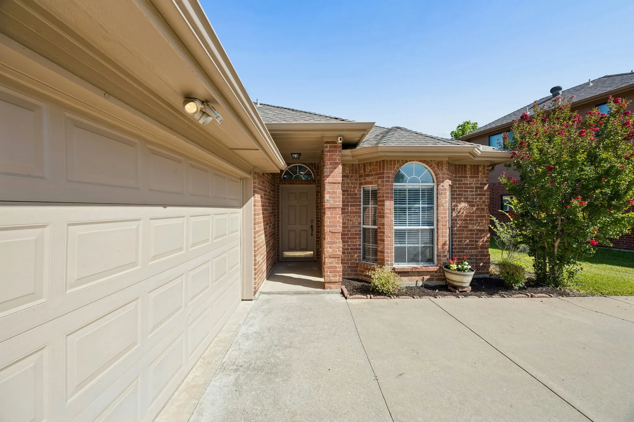 Single Family Residence For Sale in Denton County , 1833 Melton Drive, Carrollton, Texas 75010, 3 Bedroom, 2 Bathroom, 2 Garage spaces, 1,616 Sqft, built in 2001, mls#21338812, Real Estate Agent in Carrollton, Homes For Sale in Denton county, Homes For Sale in Carrollton, Realtor in Carrollton Texas, Real Estate Brokerage Independent Realty Texas, Luminita Cordes Realtor