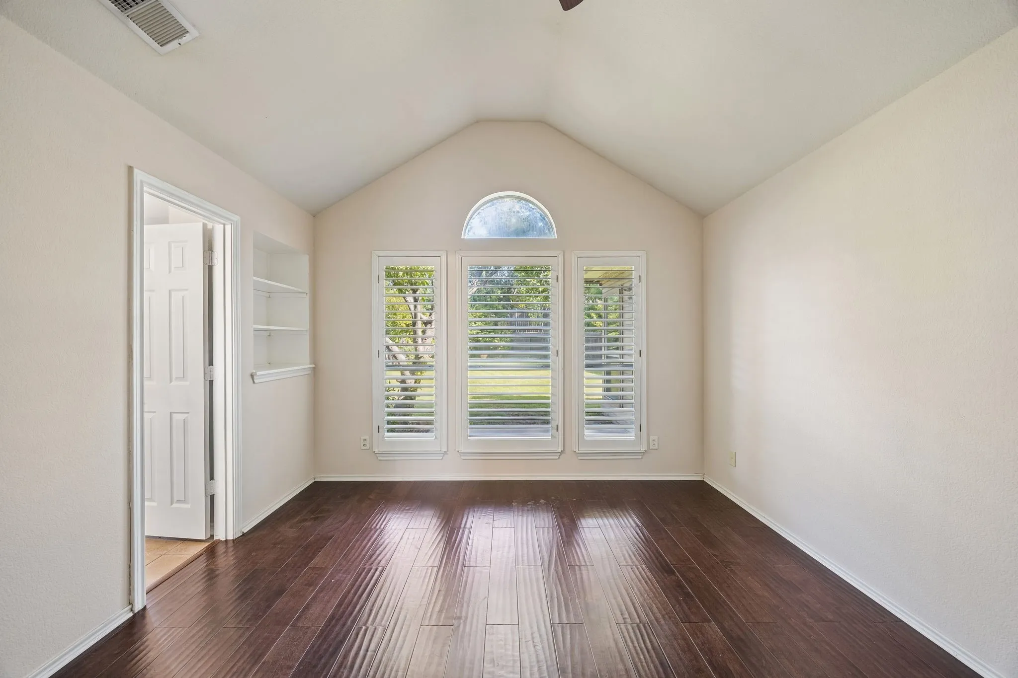 Single Family Residence For Sale in Denton County , 1833 Melton Drive, Carrollton, Texas 75010, 3 Bedroom, 2 Bathroom, 2 Garage spaces, 1,616 Sqft, built in 2001, mls#21338812, Real Estate Agent in Carrollton, Homes For Sale in Denton county, Homes For Sale in Carrollton, Realtor in Carrollton Texas, Real Estate Brokerage Independent Realty Texas, Luminita Cordes Realtor