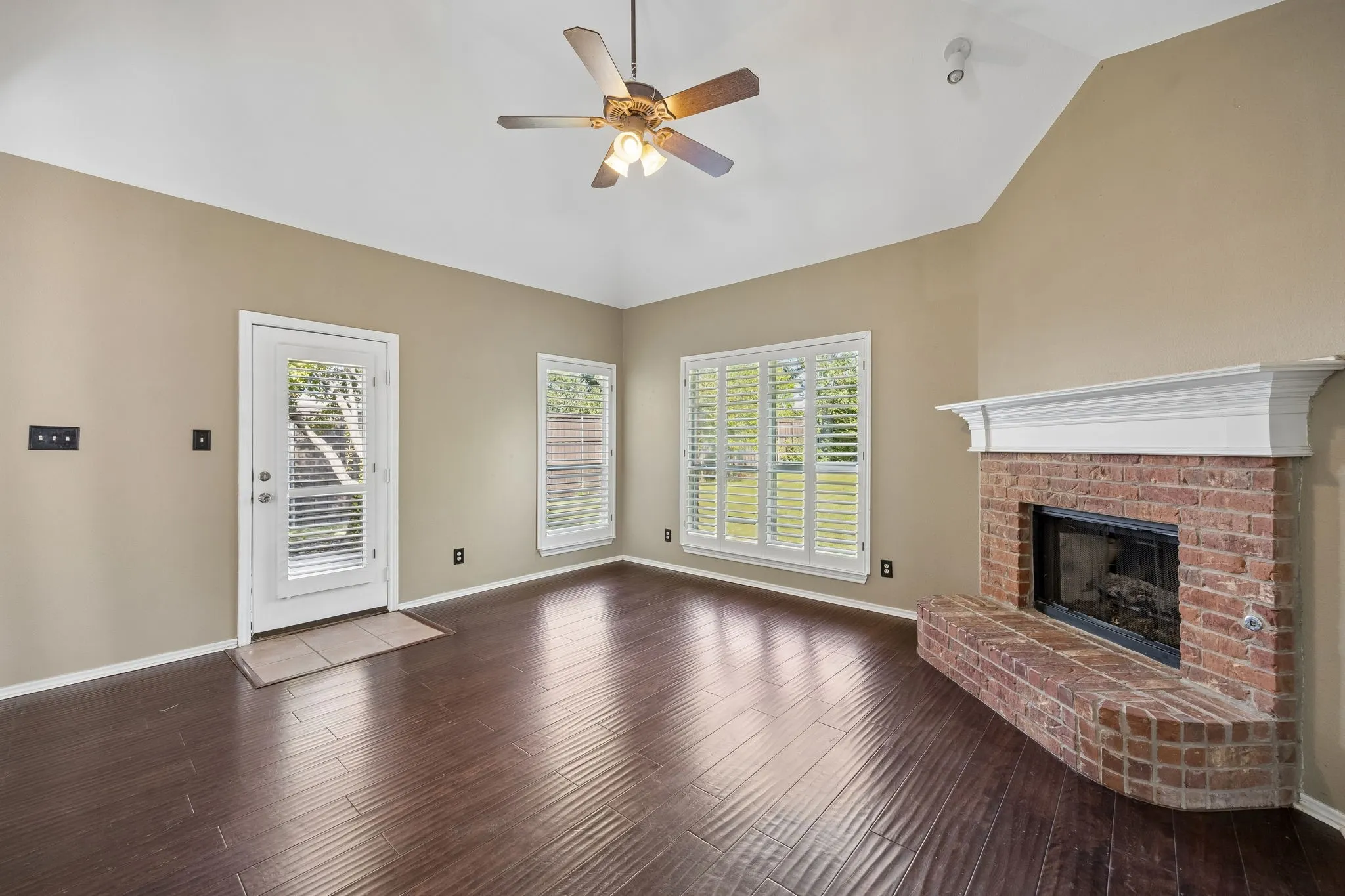 Single Family Residence For Sale in Denton County , 1833 Melton Drive, Carrollton, Texas 75010, 3 Bedroom, 2 Bathroom, 2 Garage spaces, 1,616 Sqft, built in 2001, mls#21338812, Real Estate Agent in Carrollton, Homes For Sale in Denton county, Homes For Sale in Carrollton, Realtor in Carrollton Texas, Real Estate Brokerage Independent Realty Texas, Luminita Cordes Realtor