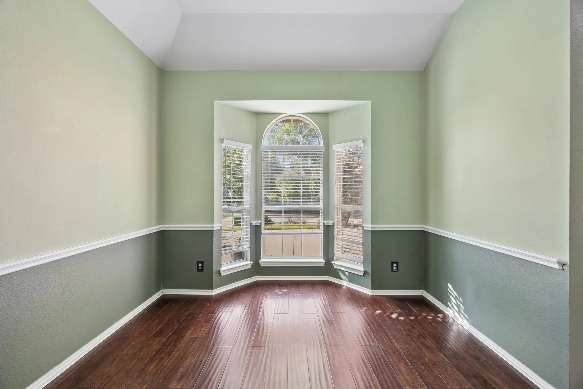 Single Family Residence For Sale in Denton County , 1833 Melton Drive, Carrollton, Texas 75010, 3 Bedroom, 2 Bathroom, 2 Garage spaces, 1,616 Sqft, built in 2001, mls#21338812, Real Estate Agent in Carrollton, Homes For Sale in Denton county, Homes For Sale in Carrollton, Realtor in Carrollton Texas, Real Estate Brokerage Independent Realty Texas, Luminita Cordes Realtor