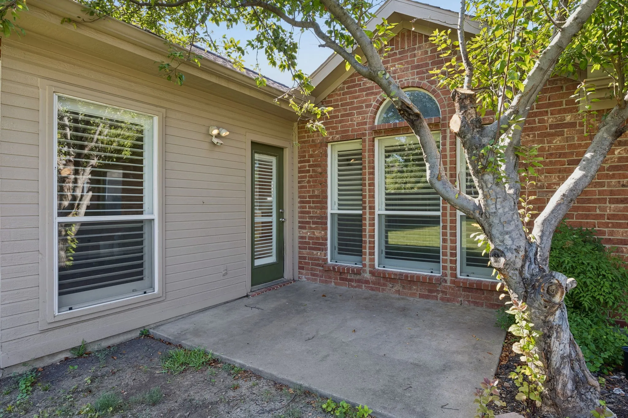 Single Family Residence For Sale in Denton County , 1833 Melton Drive, Carrollton, Texas 75010, 3 Bedroom, 2 Bathroom, 2 Garage spaces, 1,616 Sqft, built in 2001, mls#21338812, Real Estate Agent in Carrollton, Homes For Sale in Denton county, Homes For Sale in Carrollton, Realtor in Carrollton Texas, Real Estate Brokerage Independent Realty Texas, Luminita Cordes Realtor