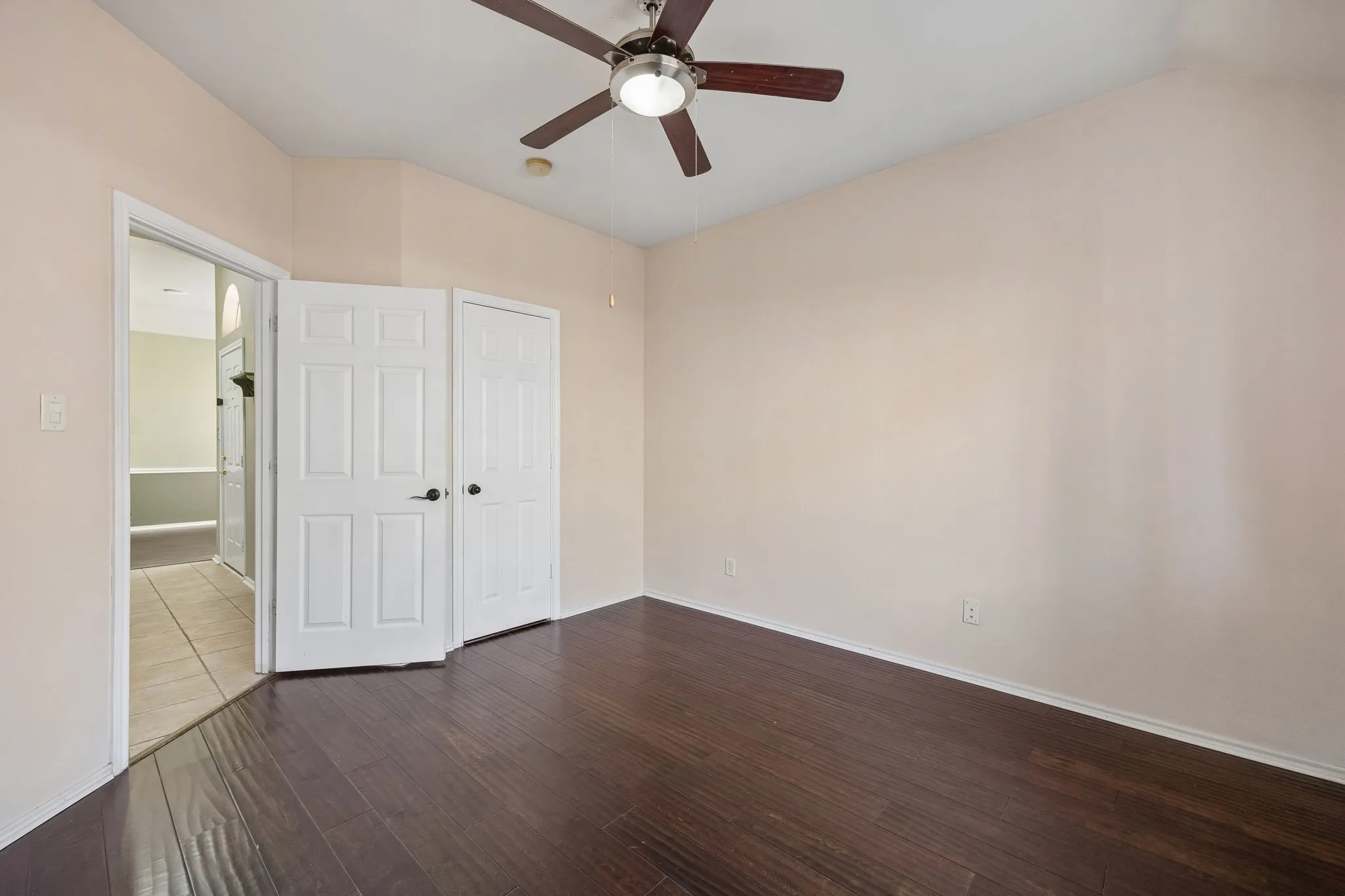 Single Family Residence For Sale in Denton County , 1833 Melton Drive, Carrollton, Texas 75010, 3 Bedroom, 2 Bathroom, 2 Garage spaces, 1,616 Sqft, built in 2001, mls#21338812, Real Estate Agent in Carrollton, Homes For Sale in Denton county, Homes For Sale in Carrollton, Realtor in Carrollton Texas, Real Estate Brokerage Independent Realty Texas, Luminita Cordes Realtor