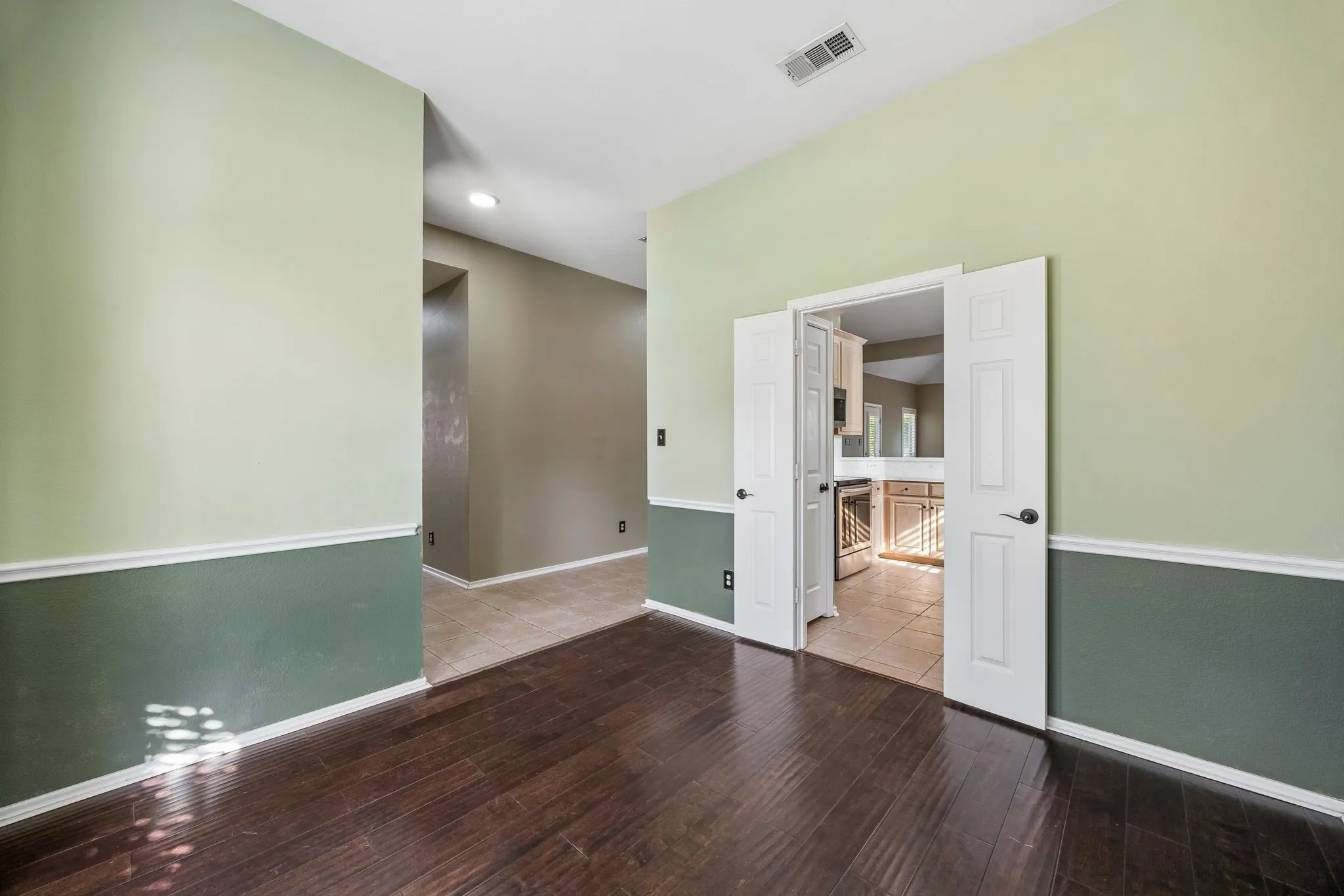 Single Family Residence For Sale in Denton County , 1833 Melton Drive, Carrollton, Texas 75010, 3 Bedroom, 2 Bathroom, 2 Garage spaces, 1,616 Sqft, built in 2001, mls#21338812, Real Estate Agent in Carrollton, Homes For Sale in Denton county, Homes For Sale in Carrollton, Realtor in Carrollton Texas, Real Estate Brokerage Independent Realty Texas, Luminita Cordes Realtor