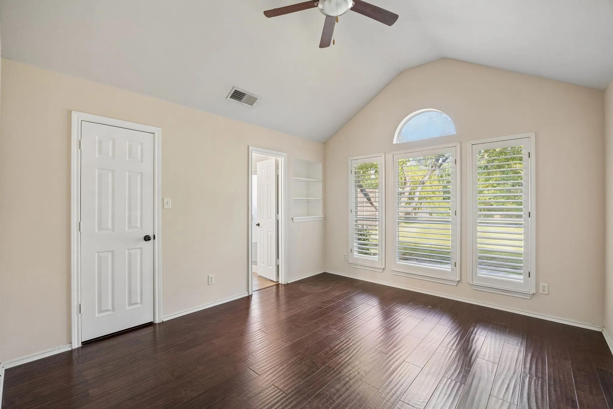 Single Family Residence For Sale in Denton County , 1833 Melton Drive, Carrollton, Texas 75010, 3 Bedroom, 2 Bathroom, 2 Garage spaces, 1,616 Sqft, built in 2001, mls#21338812, Real Estate Agent in Carrollton, Homes For Sale in Denton county, Homes For Sale in Carrollton, Realtor in Carrollton Texas, Real Estate Brokerage Independent Realty Texas, Luminita Cordes Realtor