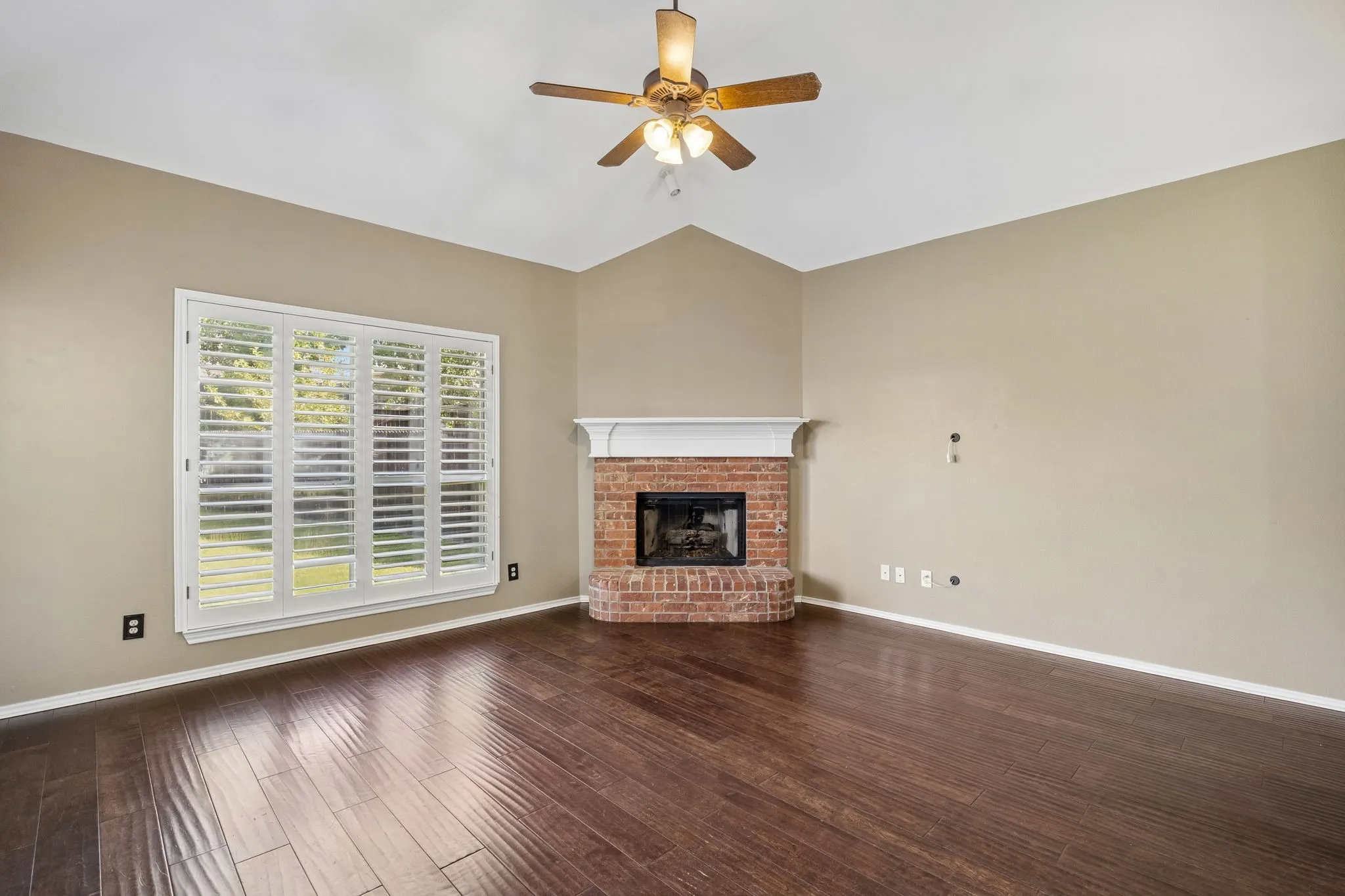 Single Family Residence For Sale in Denton County , 1833 Melton Drive, Carrollton, Texas 75010, 3 Bedroom, 2 Bathroom, 2 Garage spaces, 1,616 Sqft, built in 2001, mls#21338812, Real Estate Agent in Carrollton, Homes For Sale in Denton county, Homes For Sale in Carrollton, Realtor in Carrollton Texas, Real Estate Brokerage Independent Realty Texas, Luminita Cordes Realtor