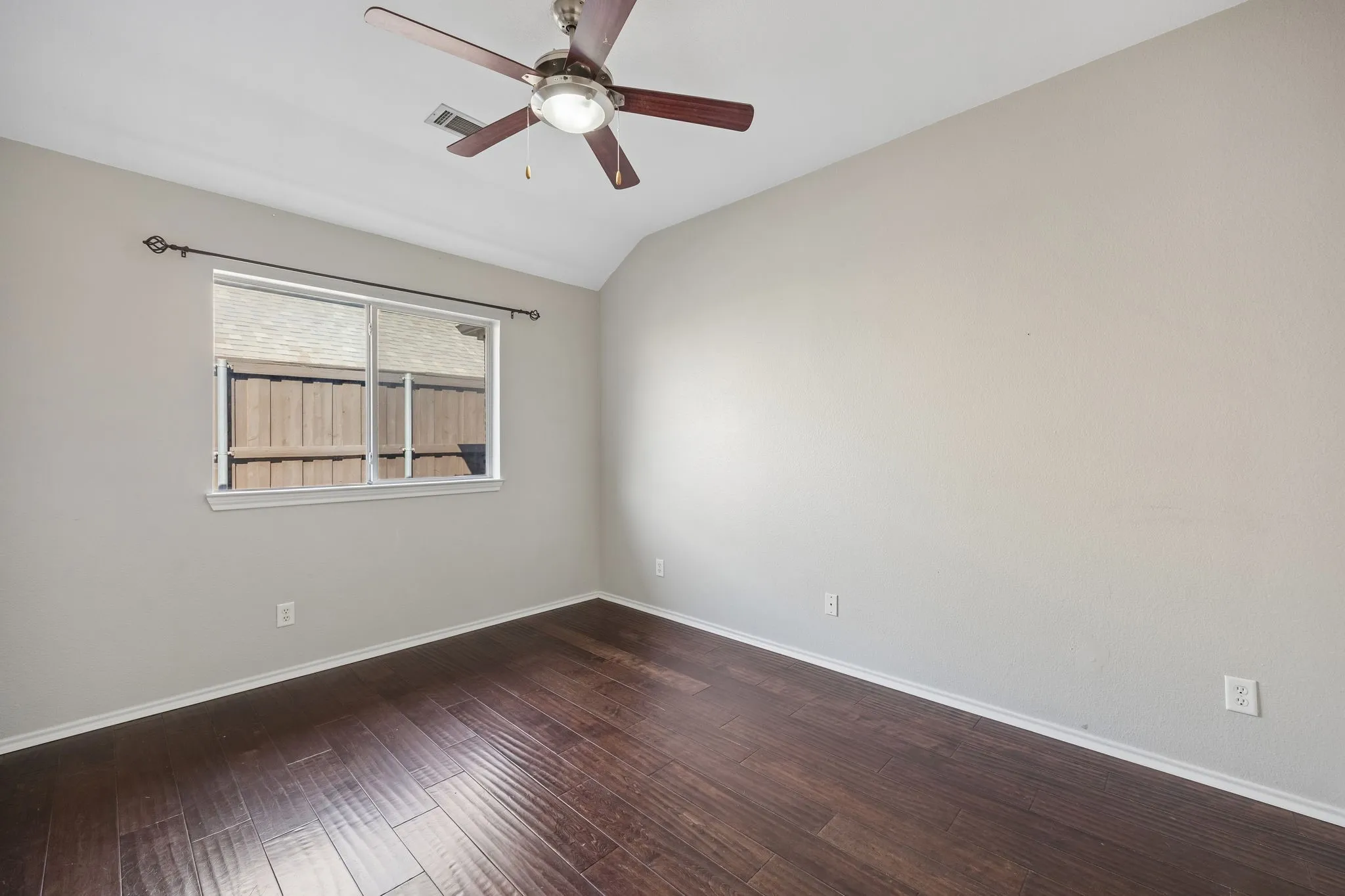 Single Family Residence For Sale in Denton County , 1833 Melton Drive, Carrollton, Texas 75010, 3 Bedroom, 2 Bathroom, 2 Garage spaces, 1,616 Sqft, built in 2001, mls#21338812, Real Estate Agent in Carrollton, Homes For Sale in Denton county, Homes For Sale in Carrollton, Realtor in Carrollton Texas, Real Estate Brokerage Independent Realty Texas, Luminita Cordes Realtor