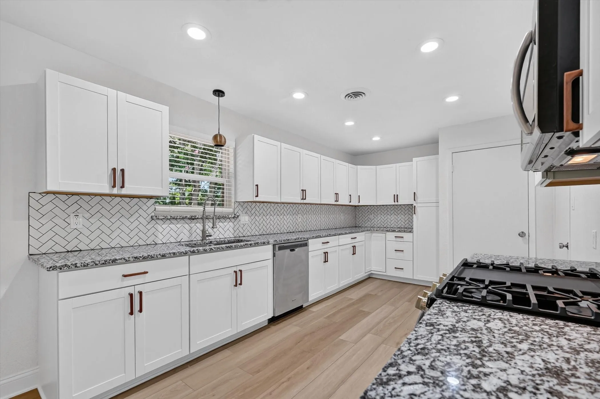 Single Family Residence For Sale in Collin County , 425 N Hamilton Street, Farmersville, Texas 75442, 3 Bedroom, 2 Bathroom, 2 Garage spaces, 1,374 Sqft, built in 1971, mls#21338655, Real Estate Agent in Farmersville, Homes For Sale in Collin county, Homes For Sale in Farmersville, Realtor in Farmersville Texas, Real Estate Brokerage Independent Realty Texas, Luminita Cordes Realtor