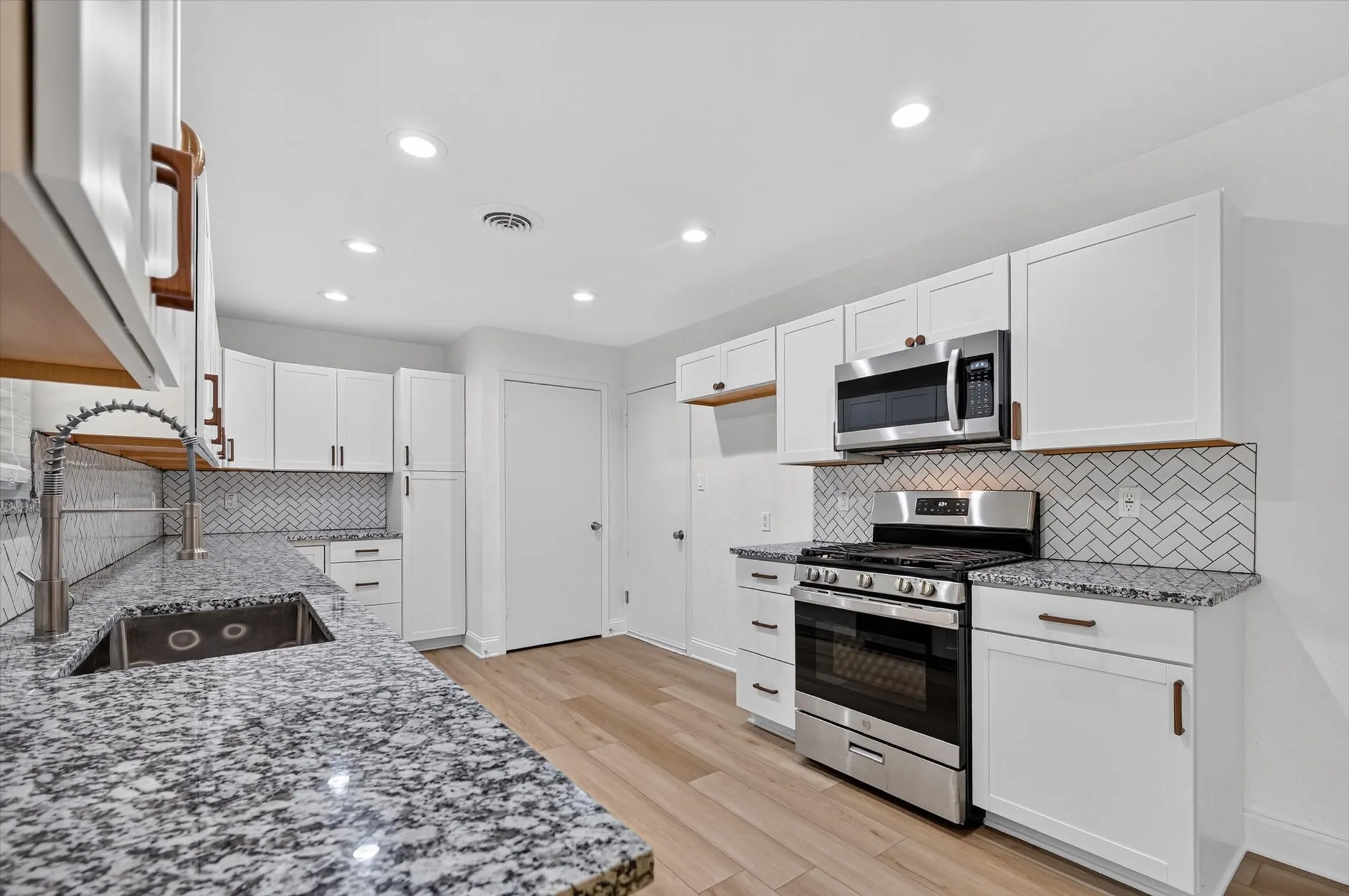 Single Family Residence For Sale in Collin County , 425 N Hamilton Street, Farmersville, Texas 75442, 3 Bedroom, 2 Bathroom, 2 Garage spaces, 1,374 Sqft, built in 1971, mls#21338655, Real Estate Agent in Farmersville, Homes For Sale in Collin county, Homes For Sale in Farmersville, Realtor in Farmersville Texas, Real Estate Brokerage Independent Realty Texas, Luminita Cordes Realtor