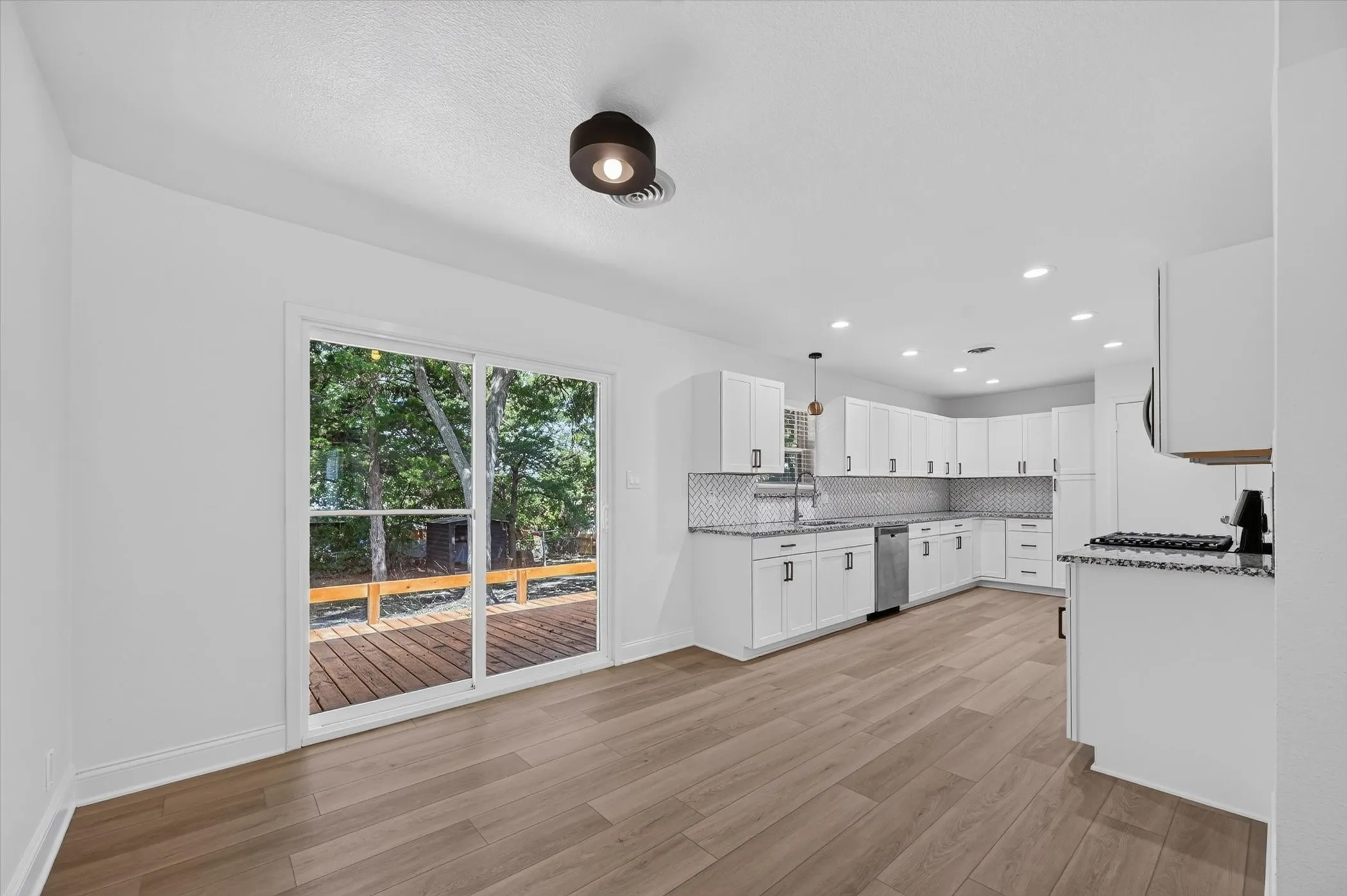Single Family Residence For Sale in Collin County , 425 N Hamilton Street, Farmersville, Texas 75442, 3 Bedroom, 2 Bathroom, 2 Garage spaces, 1,374 Sqft, built in 1971, mls#21338655, Real Estate Agent in Farmersville, Homes For Sale in Collin county, Homes For Sale in Farmersville, Realtor in Farmersville Texas, Real Estate Brokerage Independent Realty Texas, Luminita Cordes Realtor